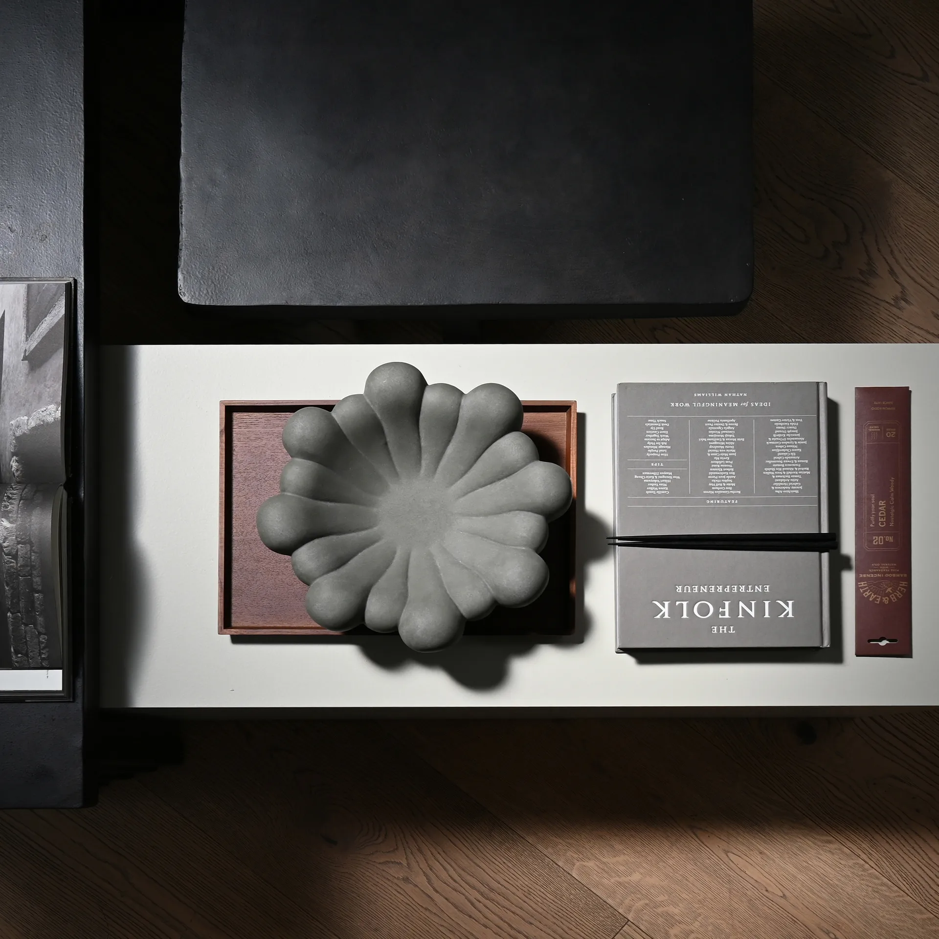 Bloom Tray Schale medio Ø28,5 cm, Dark grey 101 Copenhagen