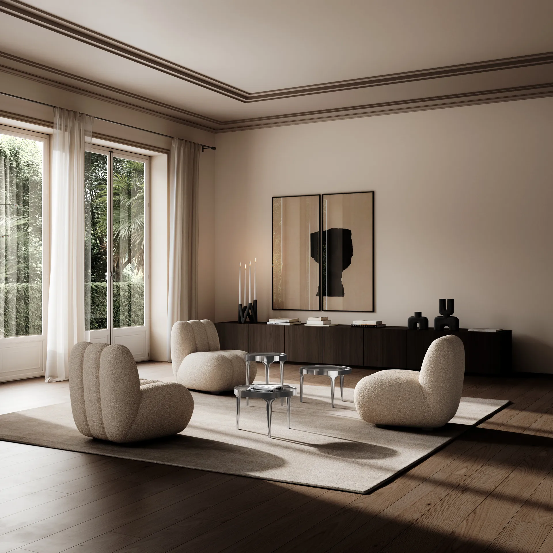 101 Copenhagen Wohnzimmer: drei gebogene beige Bouclé-Sessel, drei metallische Couchtische und schwarze Skulpturvasen.