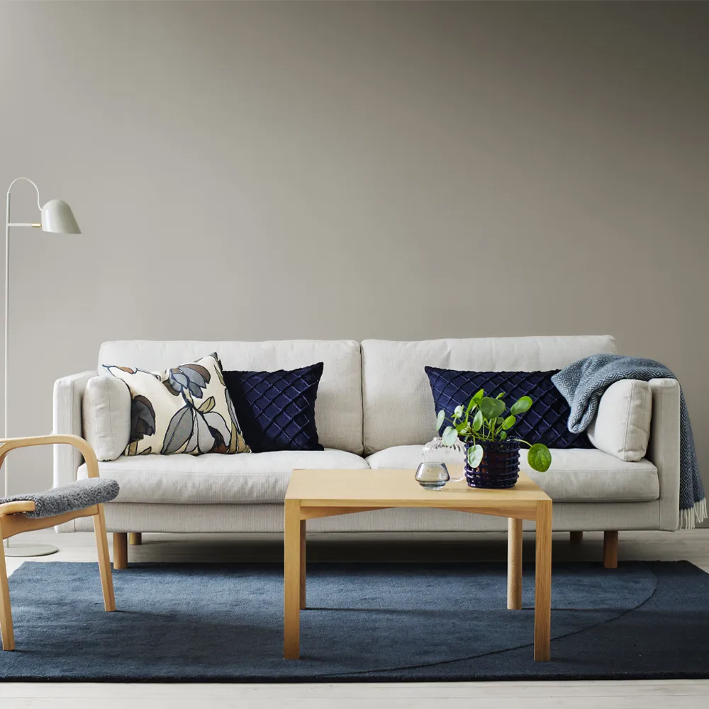Haga 3 Sitzer Sofa, Stoff perez ecru 102 offwhite, Beine aus hellem Eichenholz 1898