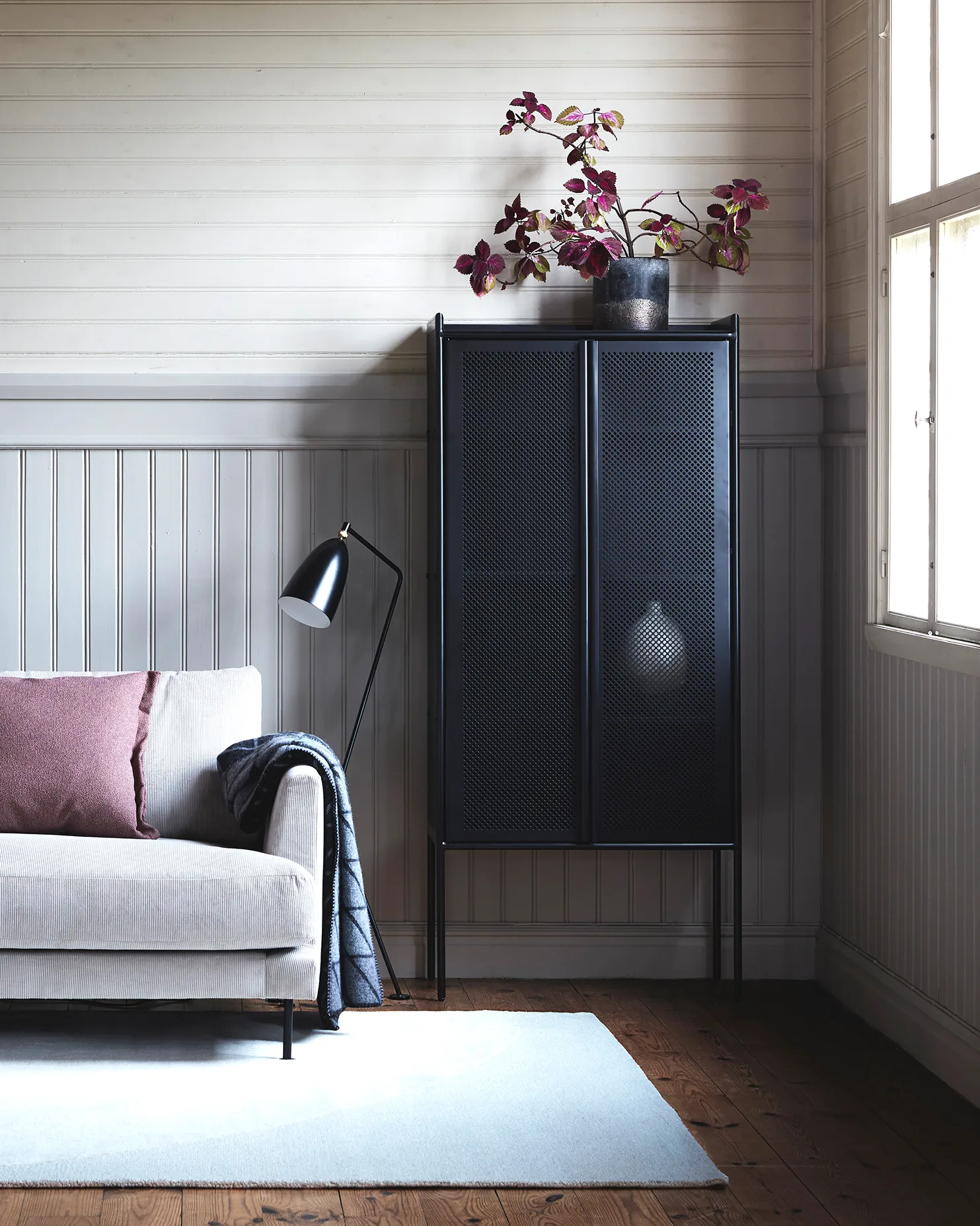 Hissö Schrank, Metall schwarz lackiert 1898