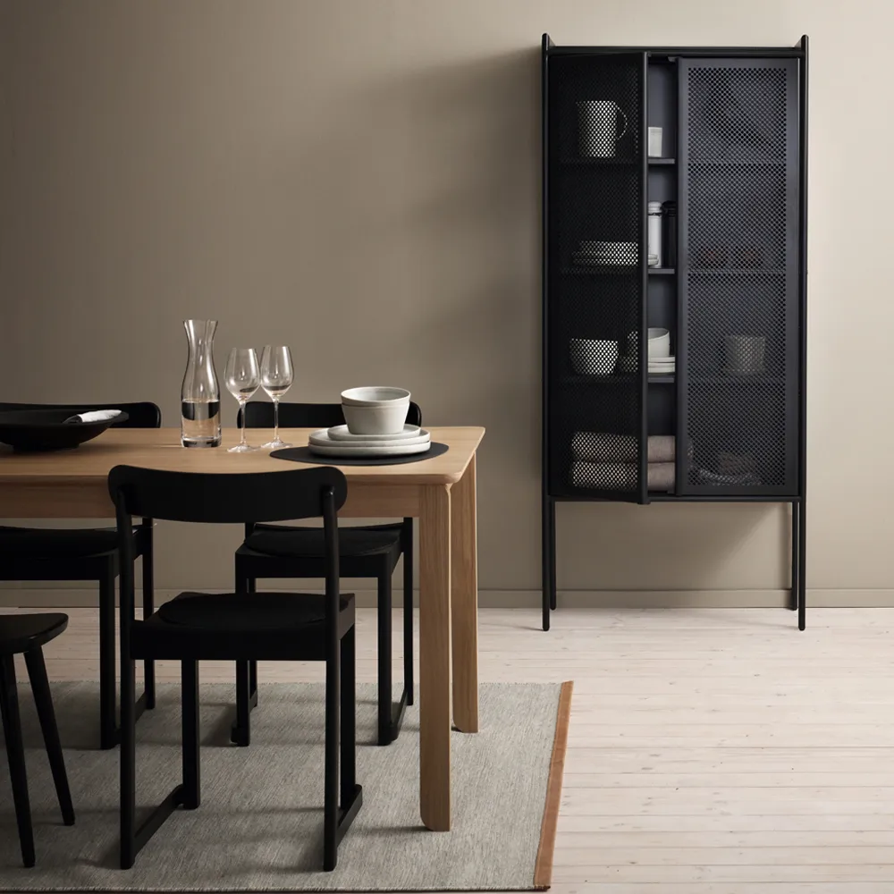 Hissö Schrank, Metall schwarz lackiert 1898