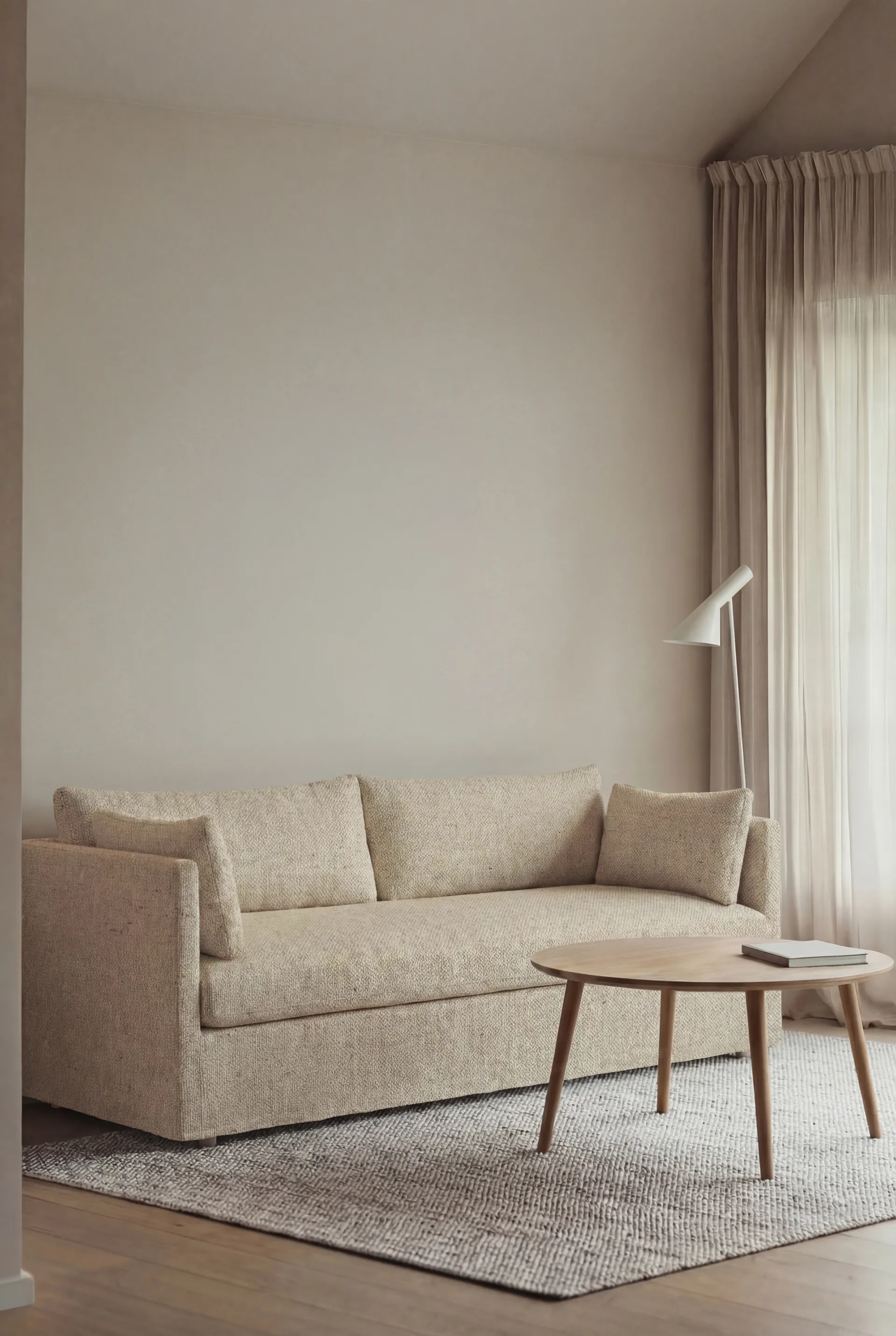 Linnevik Sofa, Bern Beige 0341-Eiche weiß geölt, 3-sitzig, mit Volant 1898