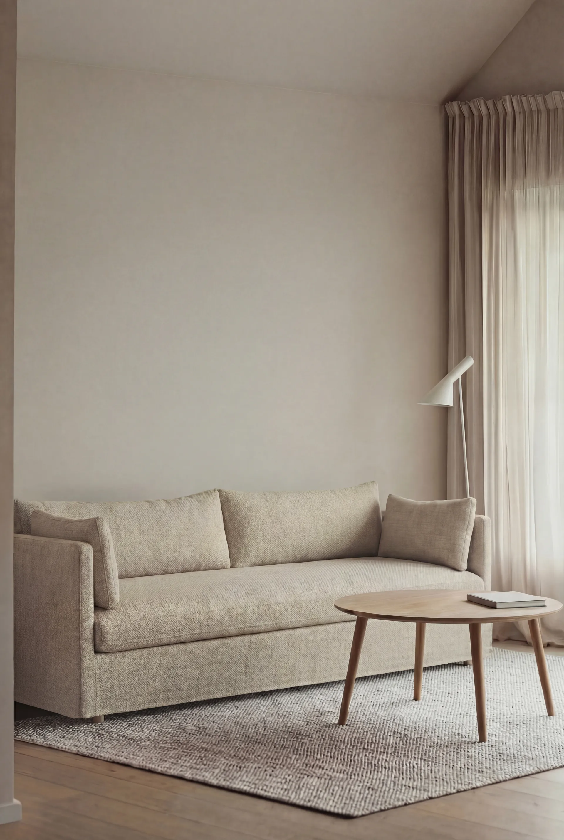 Linnevik Sofa, Bern beige 0341-Eiche weiß geölt, 4-sitzig, mit Volant 1898