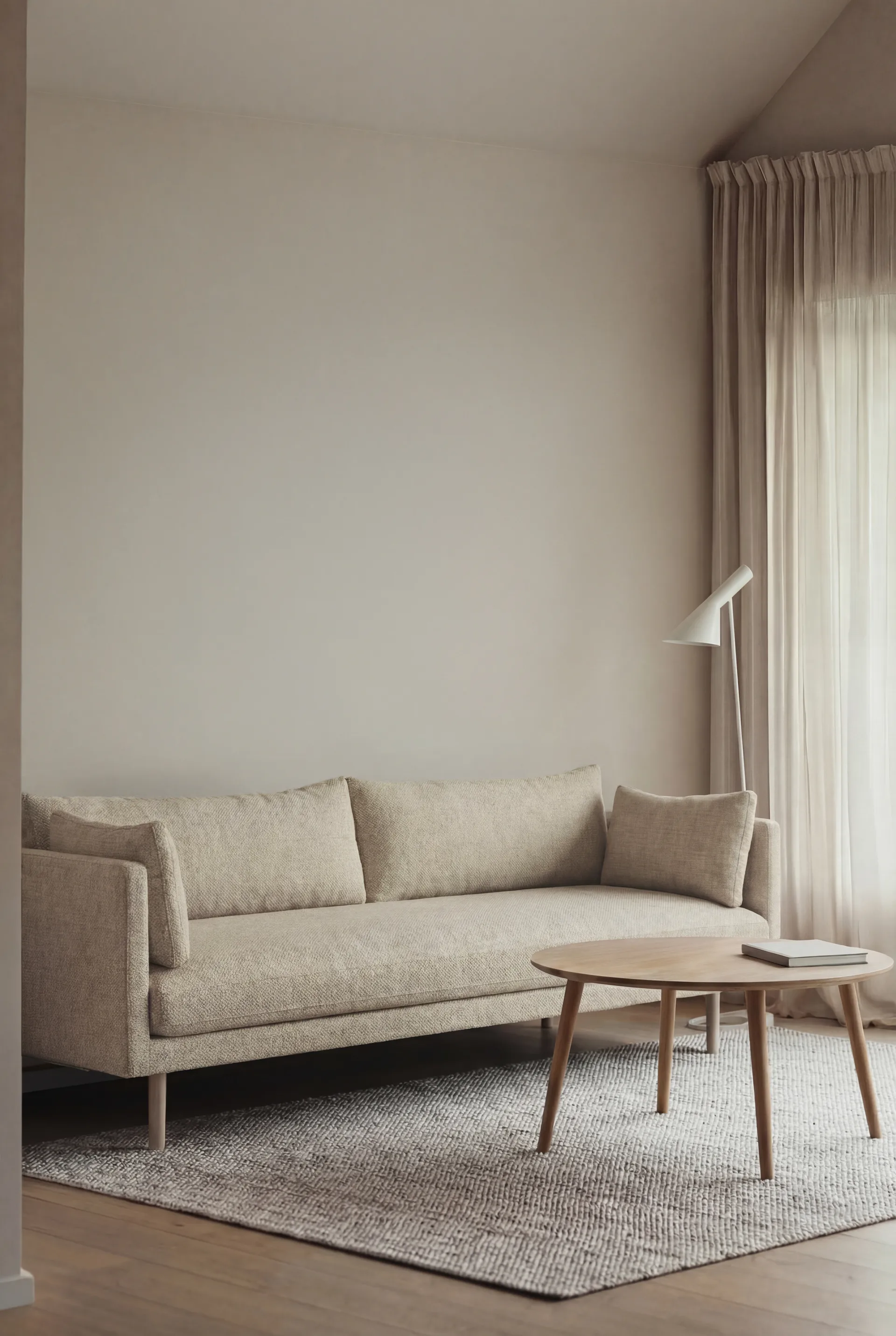 Linnevik Sofa, Bern Beige 0341-Eiche weiß geölt, 4-sitzig, ohne Volant 1898