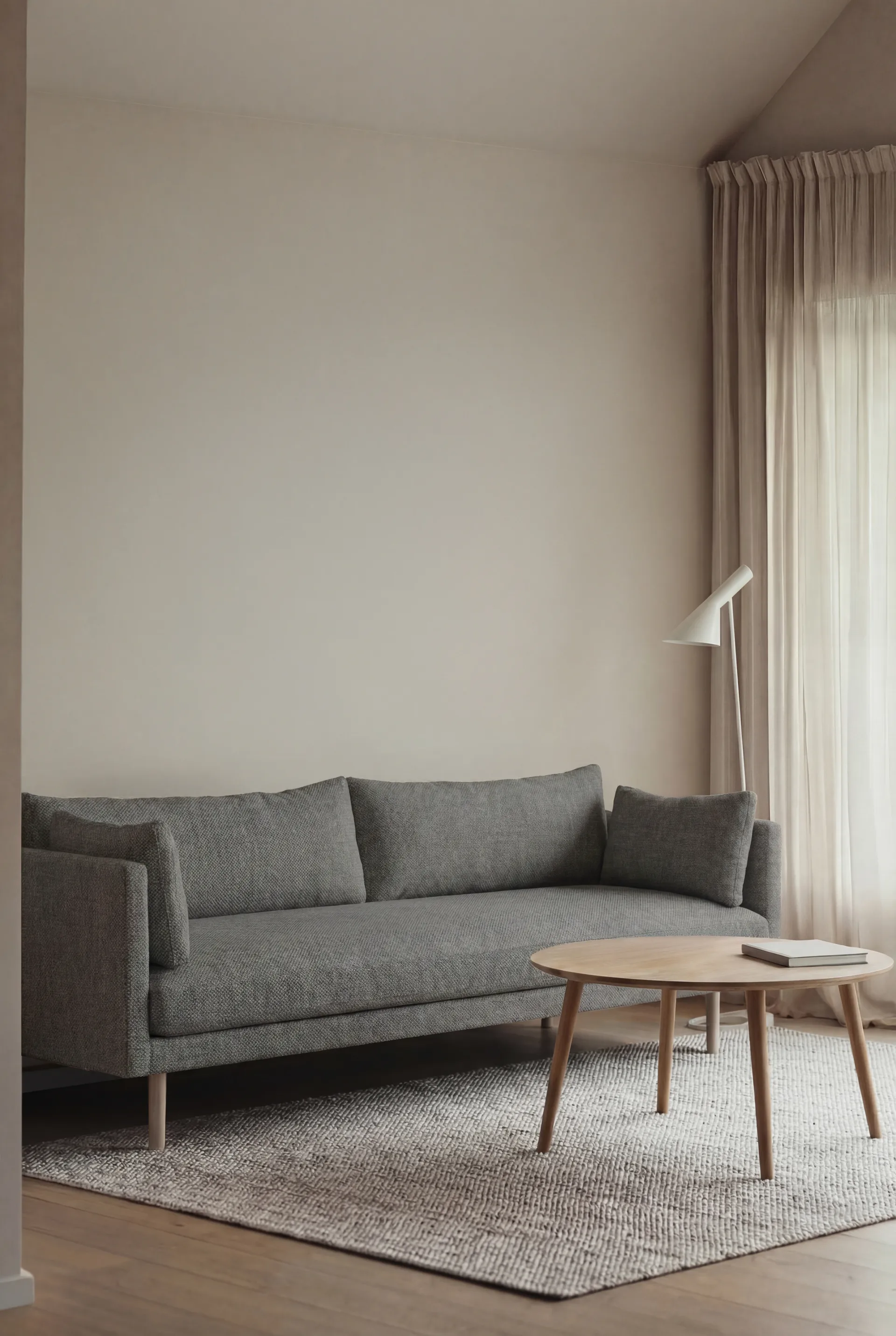 Linnevik Sofa, Caleido Grey 1240-Eiche weiß geölt, 4-sitzig, ohne Volant 1898