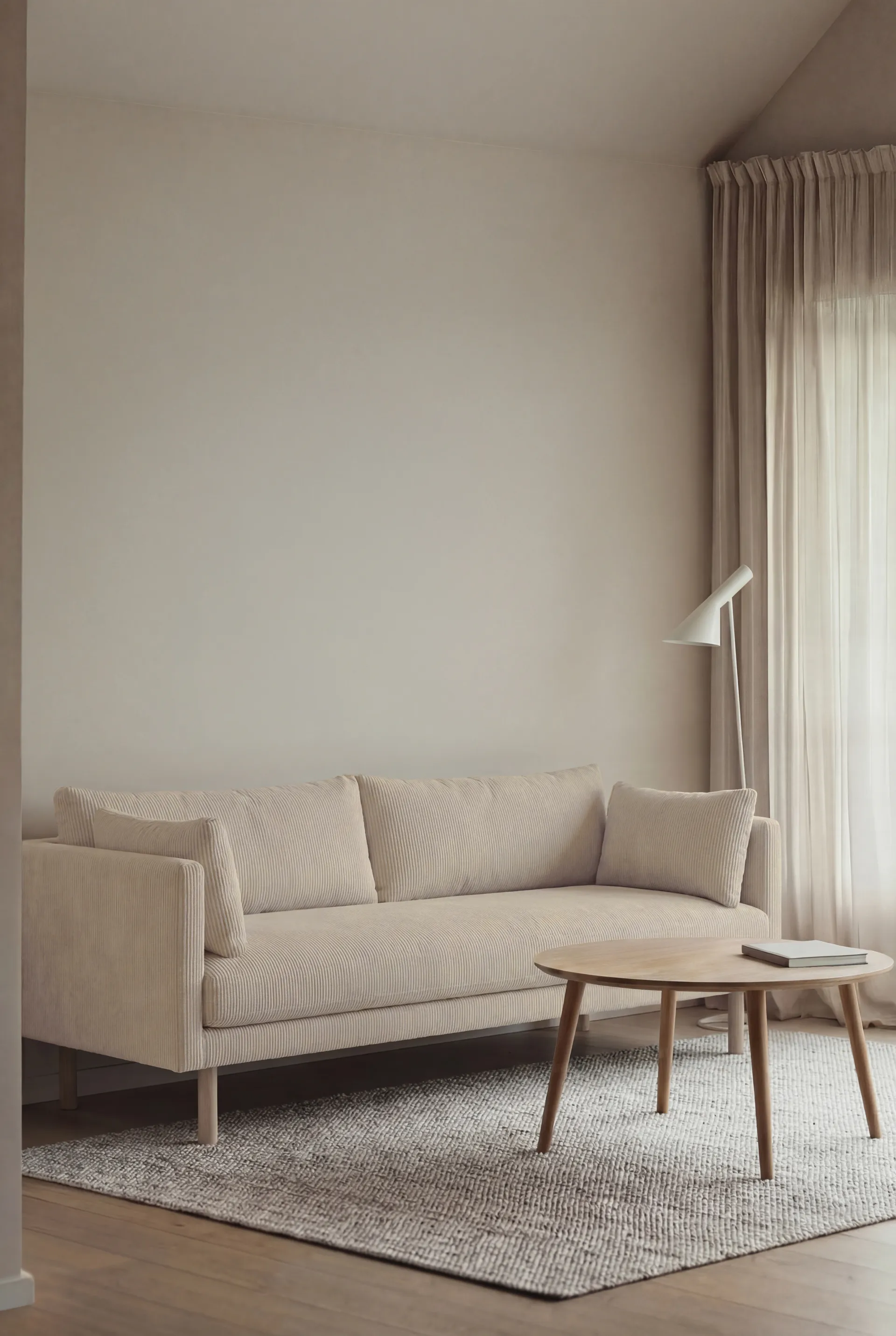 Linnevik Sofa, Jump Beige 1956-Eiche weiß geölt, 3-sitzig, ohne Volant 1898