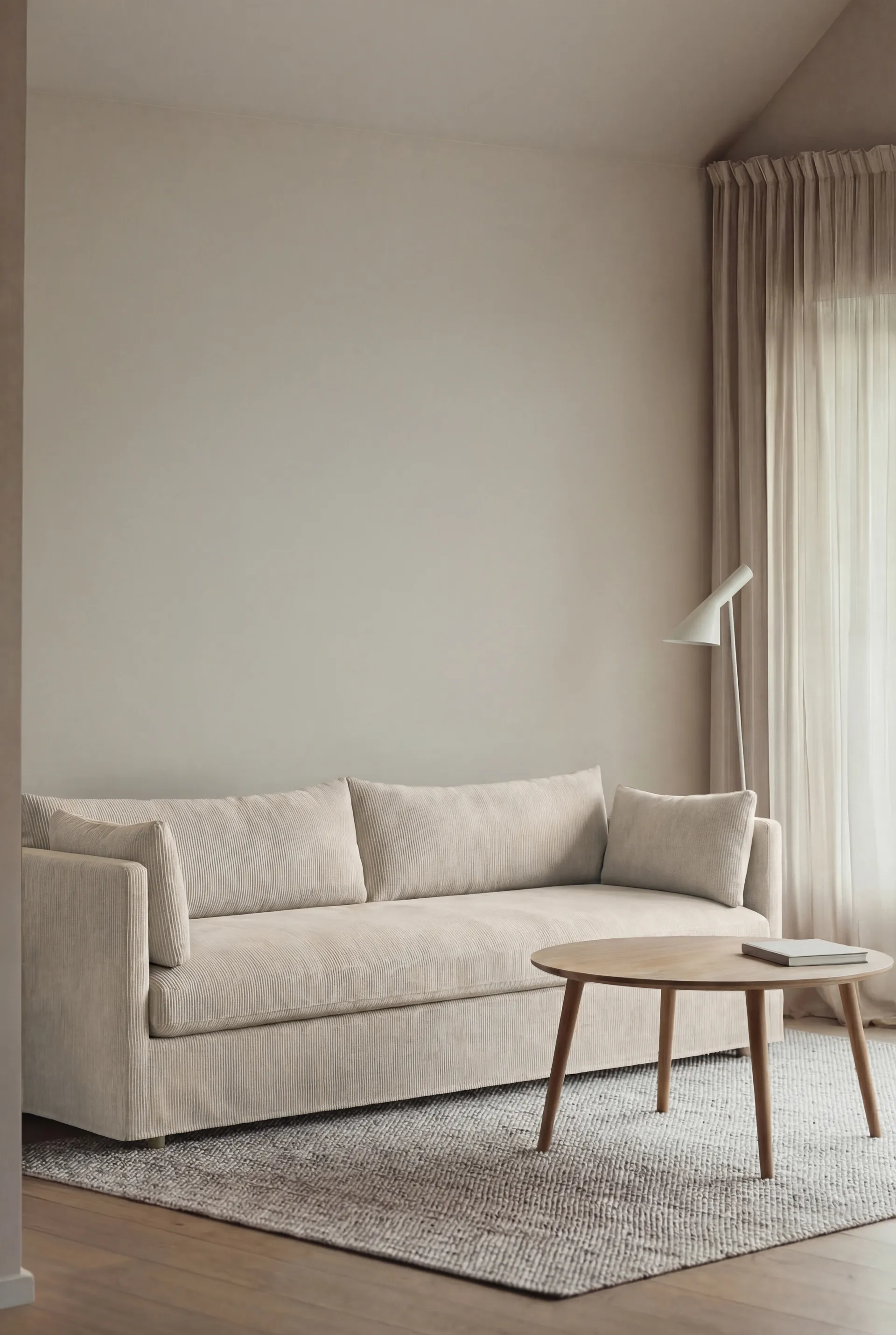 Linnevik Sofa, Jump Beige 1956-Eiche weiß geölt, 4-sitzig, mit Volant 1898