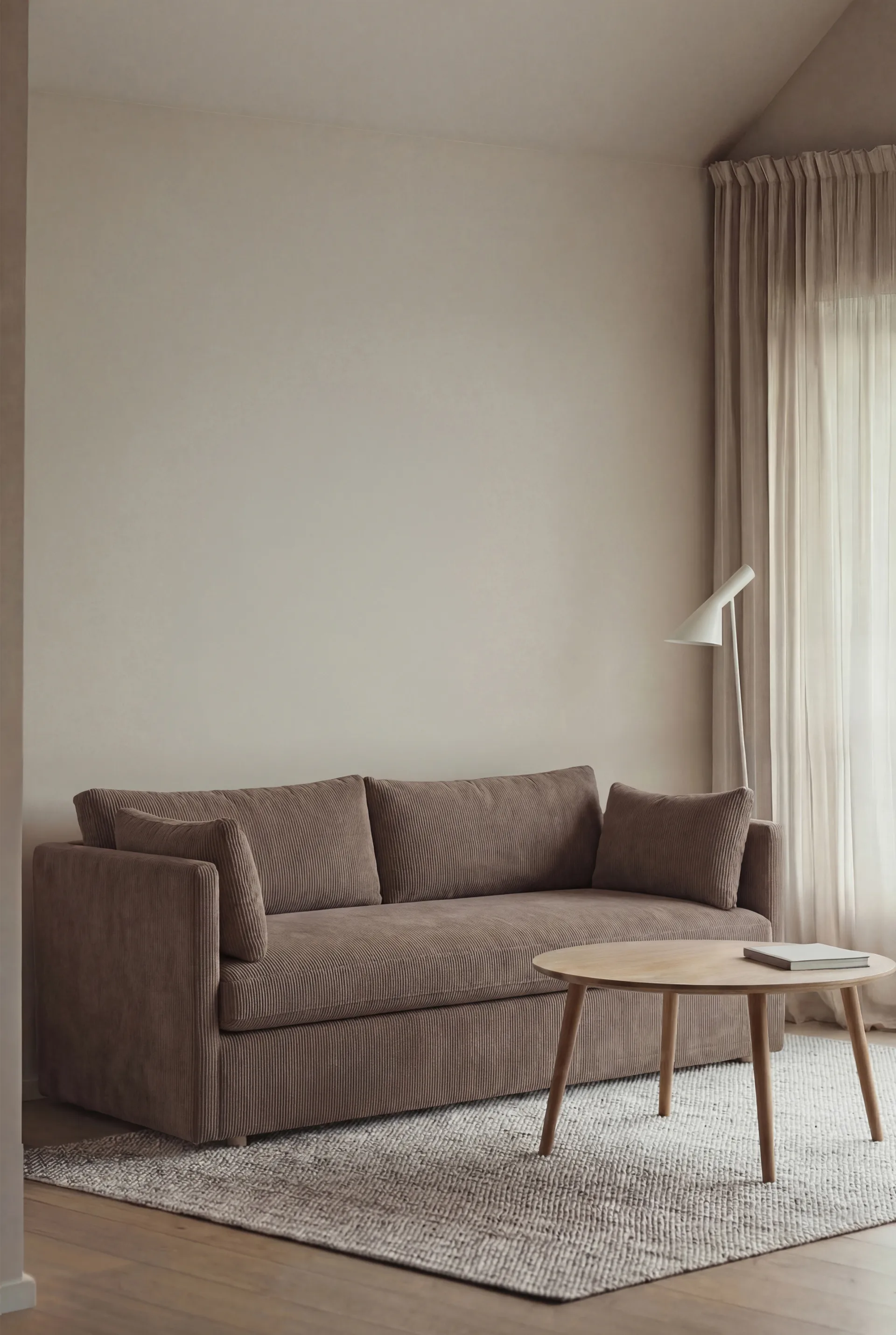 Linnevik Sofa, Jump brown 1955-Eiche weiß geölt, 2-sitzig, mit Volant 1898