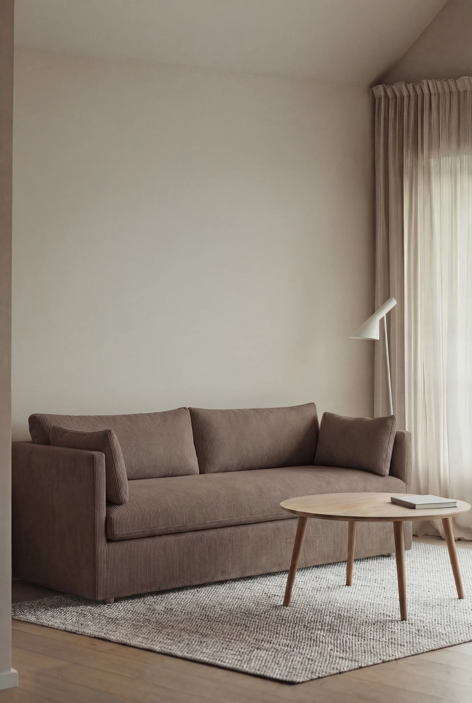 Linnevik Sofa, Jump brown 1955-Eiche weiß geölt, 3-sitzig, mit Volant 1898