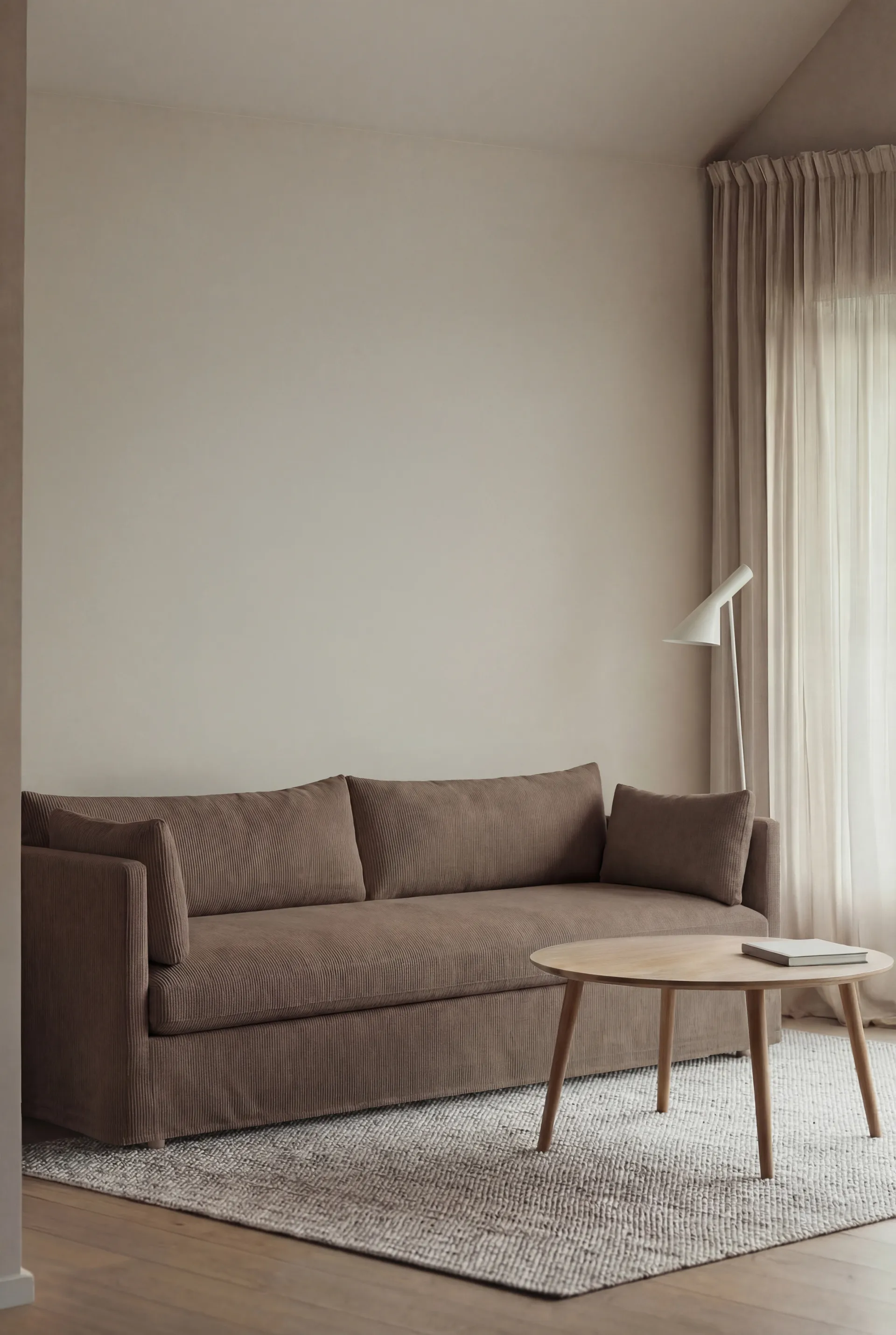 Linnevik Sofa, Jump brown 1955-Eiche weiß geölt, 4-sitzig, mit Volant 1898