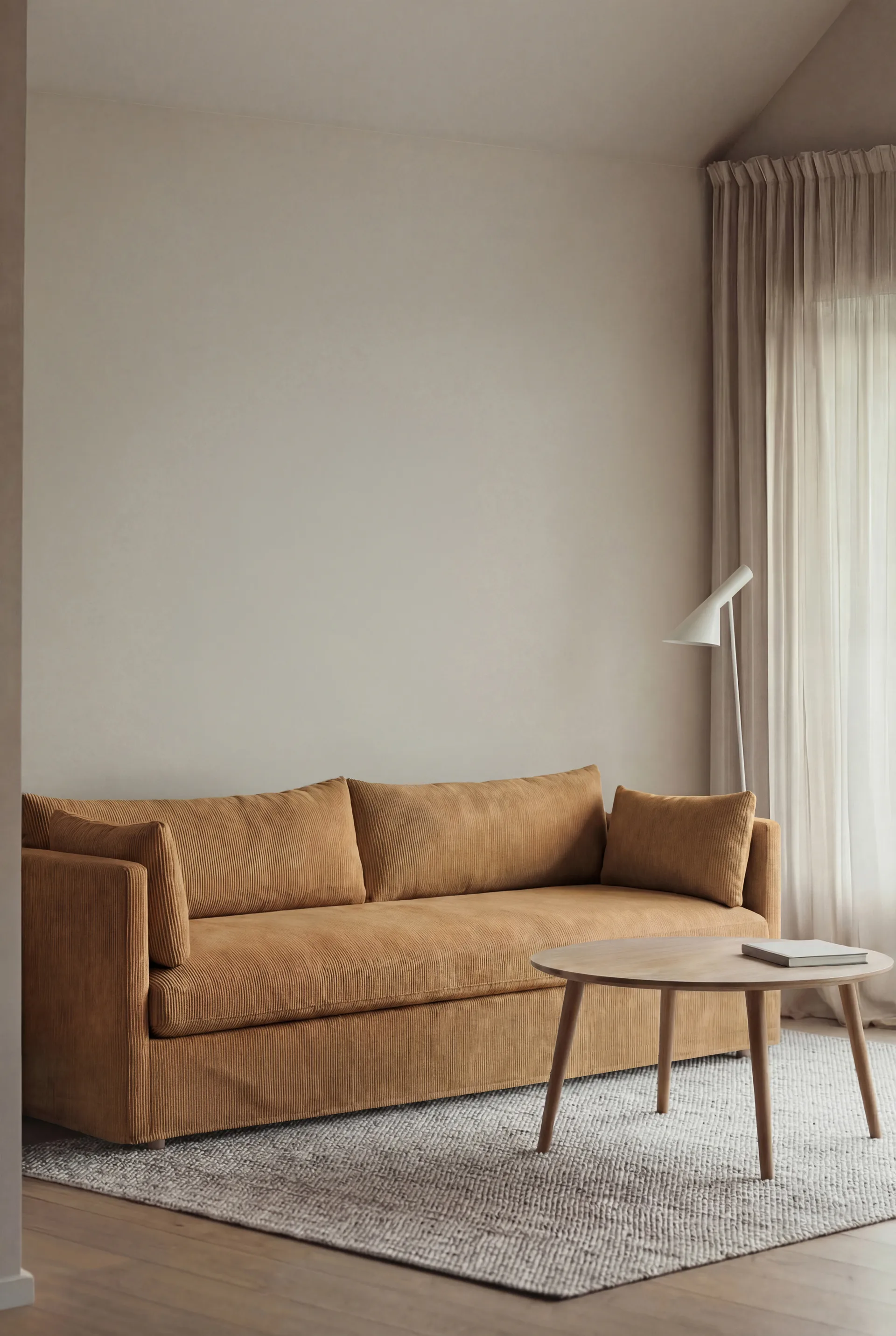 Linnevik Sofa, Jump honey 1959-Eiche weiß geölt, 4-sitzig, mit Volant 1898