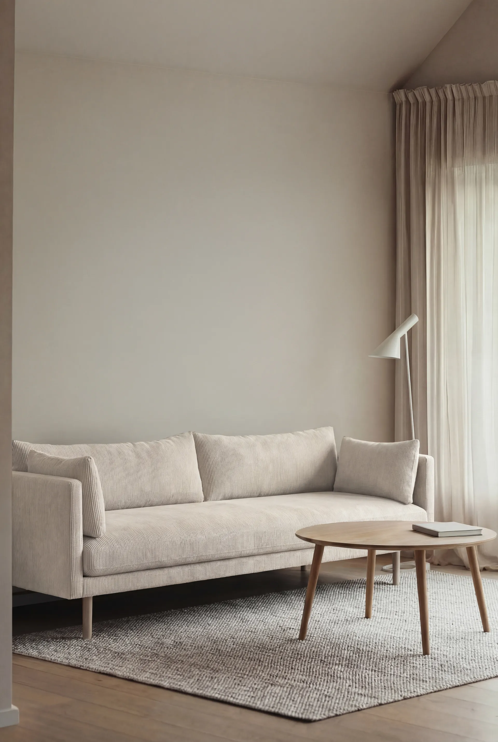 Linnevik Sofa, Jump Off White 1954-Eiche weiß geölt, 4-sitzig, ohne Volant 1898