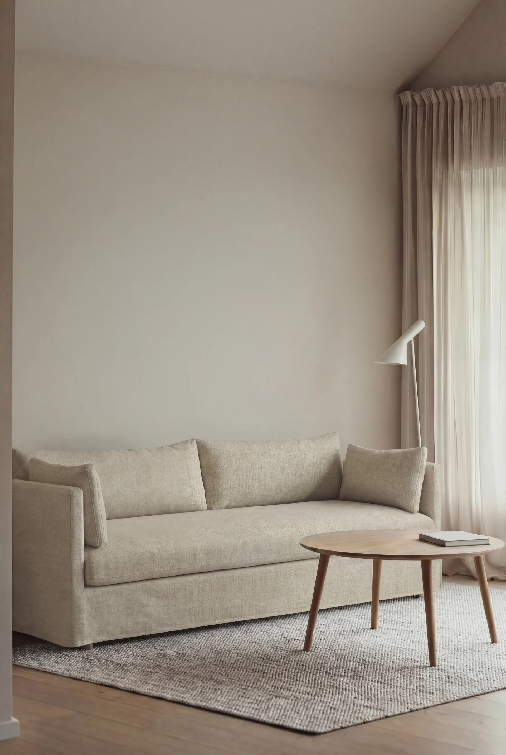 Linnevik Sofa, Luiza beige 3981-Eiche weiß geölt, 4-sitzig, mit Volant 1898