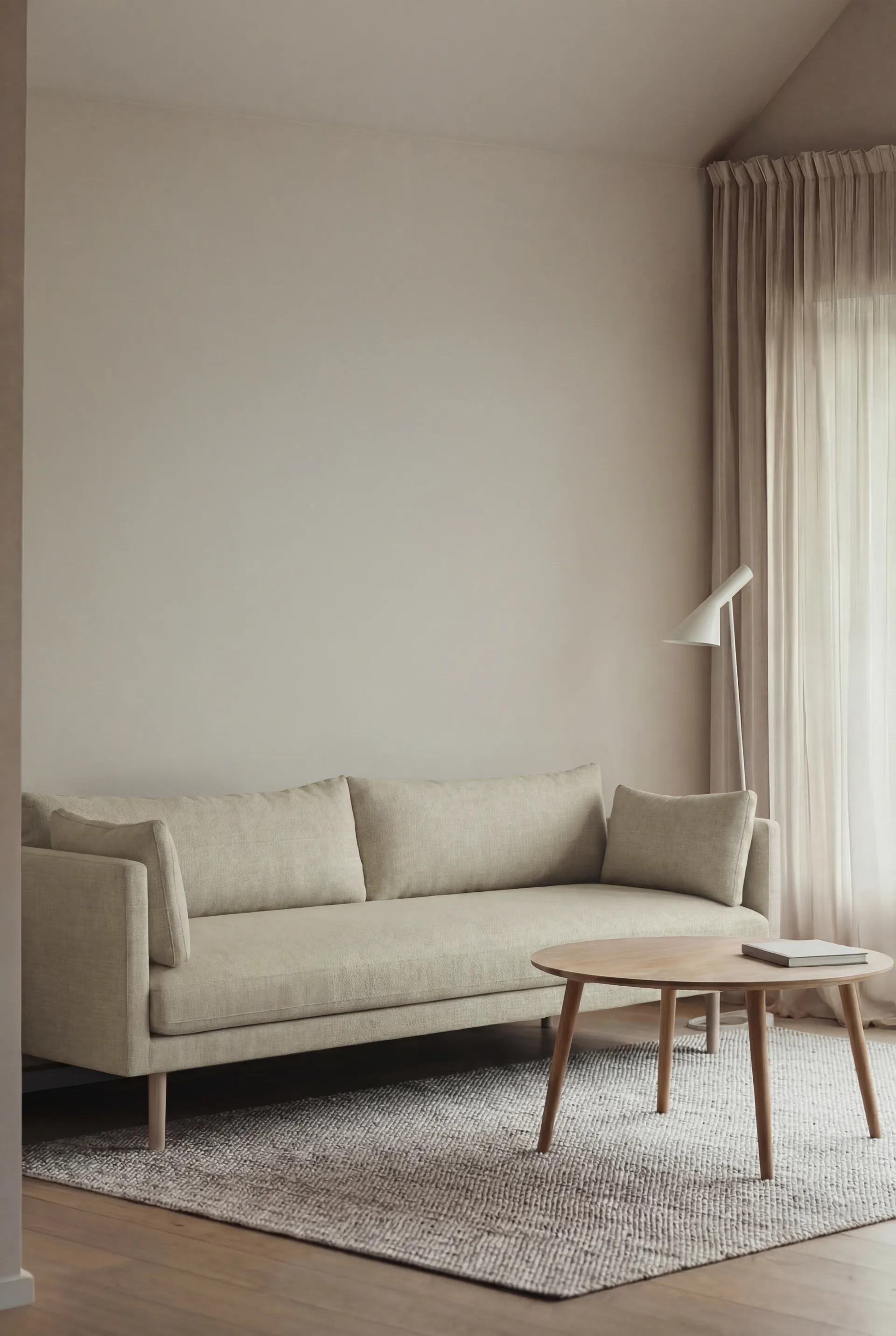 Linnevik Sofa, Luiza Beige 3981-Eiche weiß geölt, 4-sitzig, ohne Volant 1898