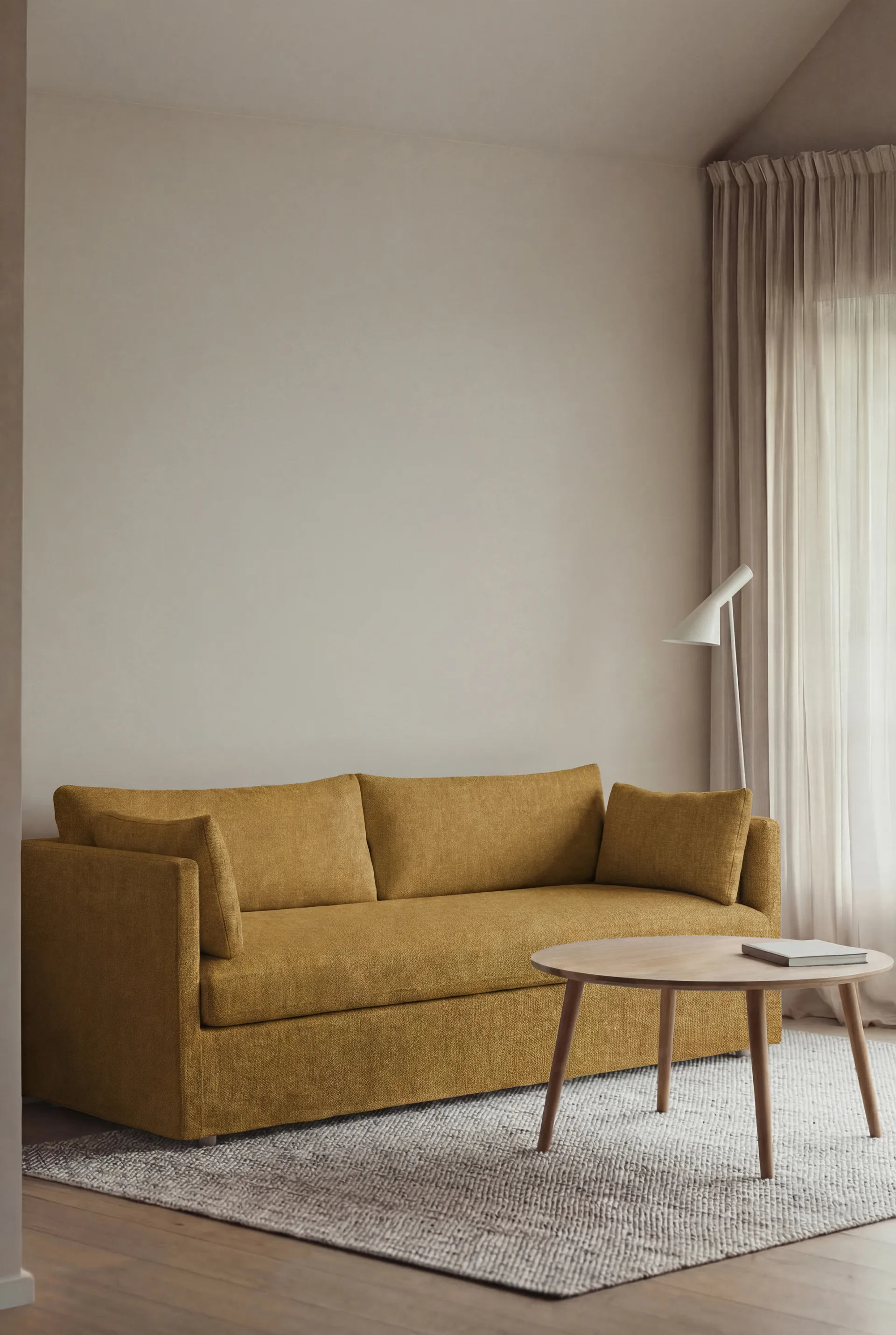 Linnevik Sofa, Luiza Mustard 3972-Eiche weiß geölt, 3-sitzig, mit Volant 1898