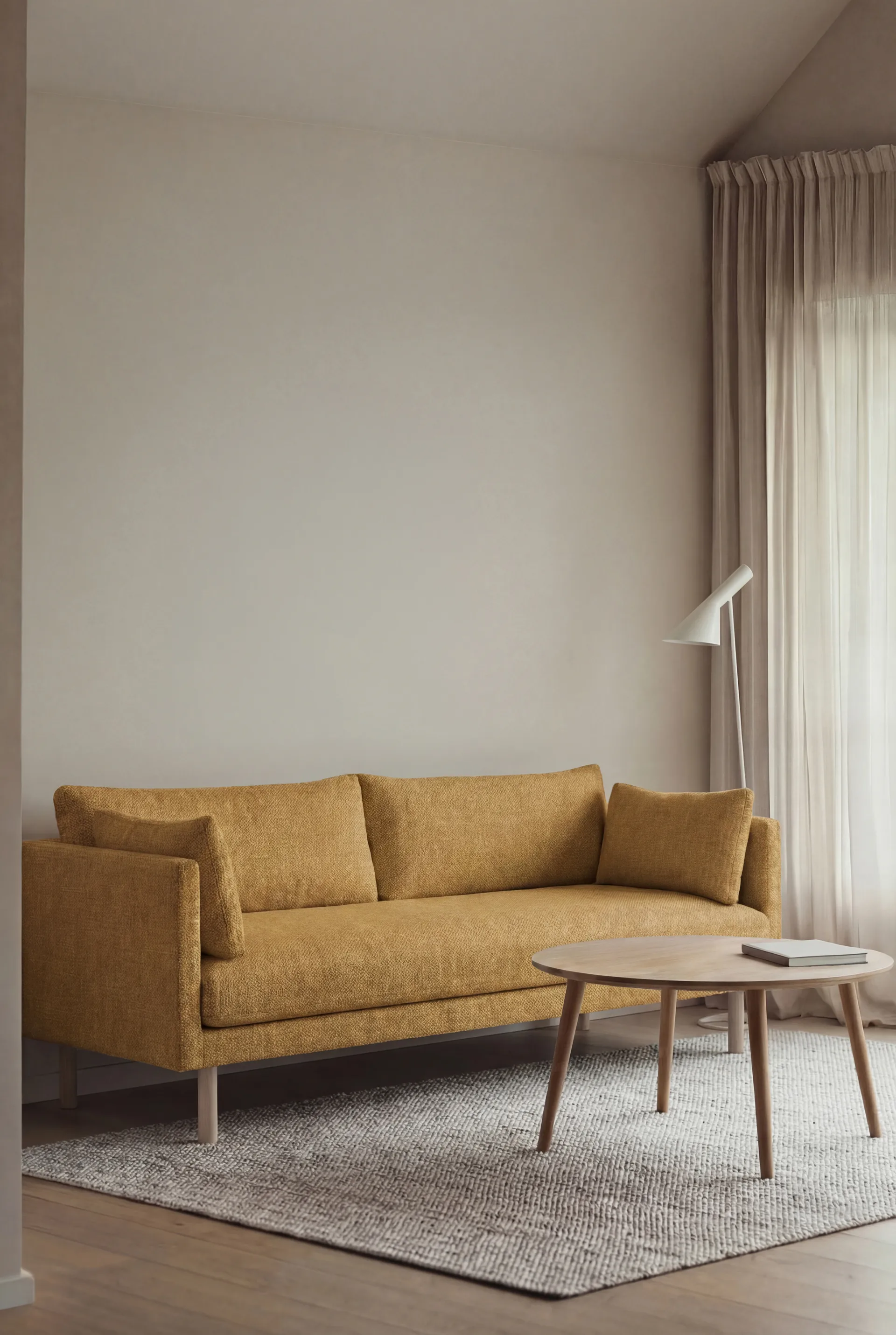 Linnevik Sofa, Luiza Mustard 3972-Eiche weiß geölt, 3-sitzig, ohne Volant 1898