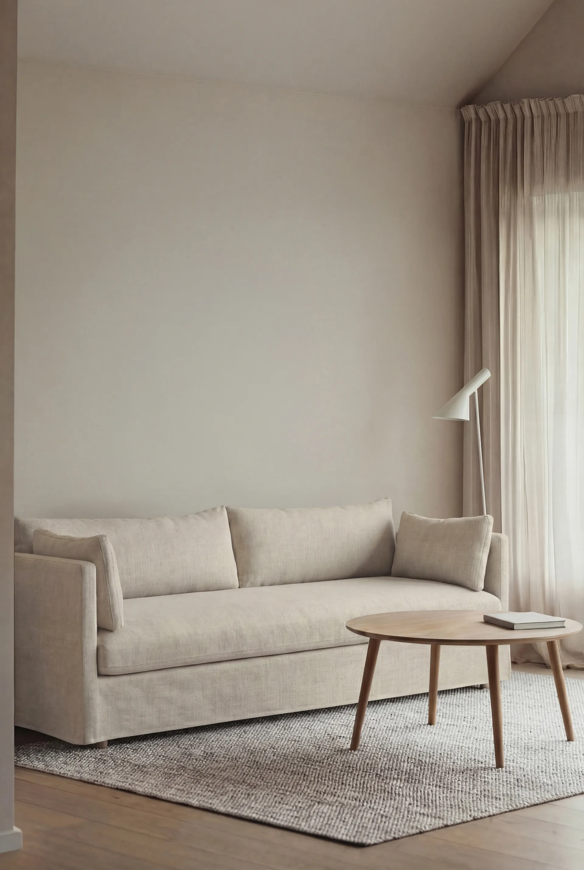 Linnevik Sofa, Oslo Nature 1540-Eiche weiß geölt, 4-sitzig, mit Volant 1898