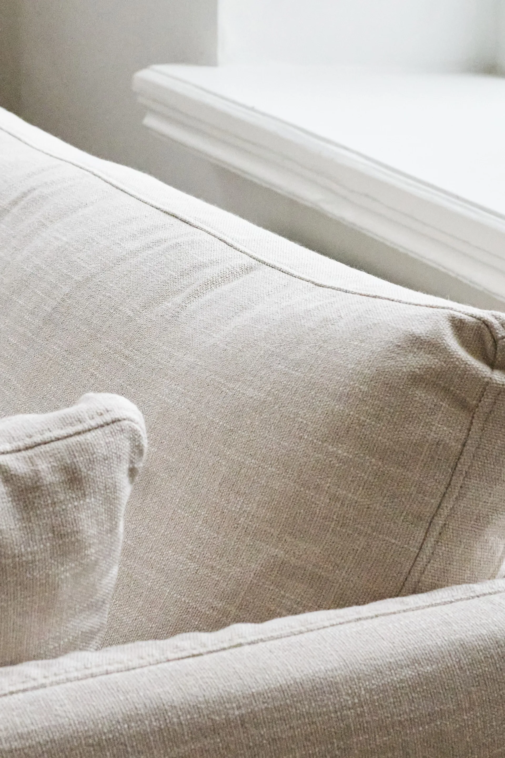 Linnevik Sofa, Same Beige 6670-Eiche weiß geölt, 3-sitzig, mit Volant 1898