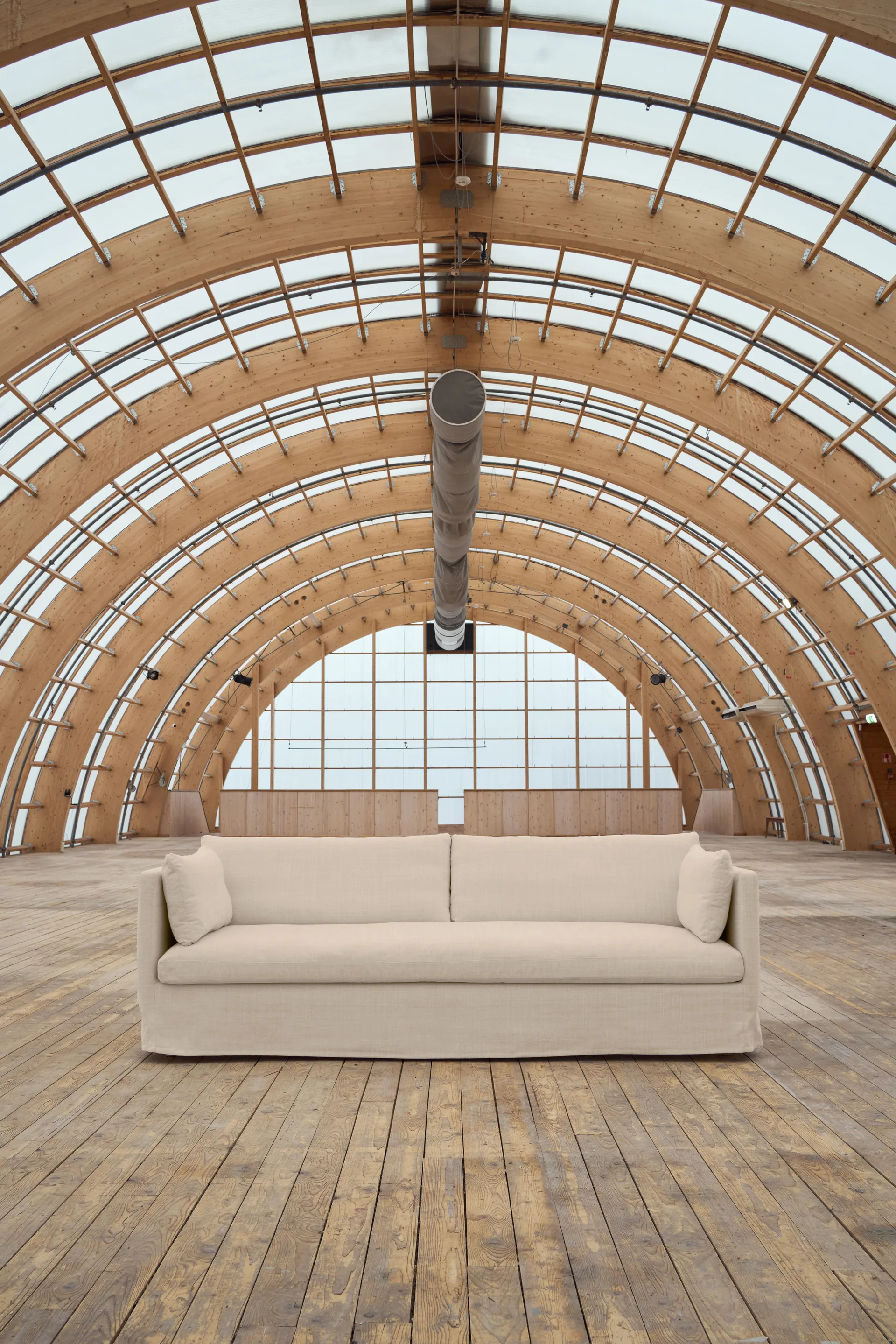 Linnevik Sofa, Same Beige 6670-Eiche weiß geölt, 4-sitzig, mit Volant 1898