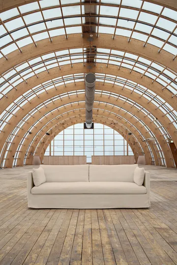 Linnevik Sofa - Same Beige 6670-Eiche weiß geölt, 4-sitzig, mit Volant - 1898