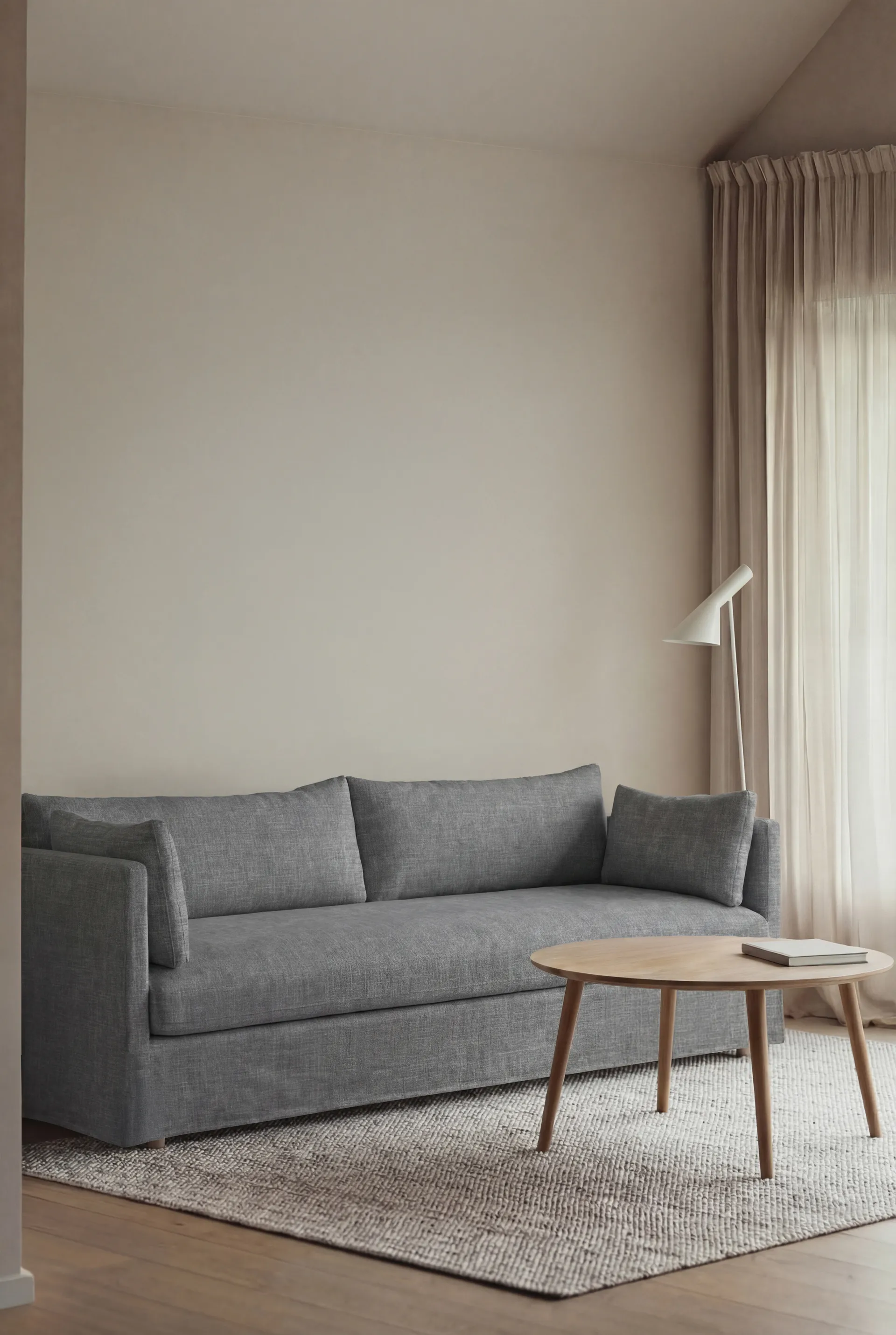 Linnevik Sofa, Same Blue 6678-Eiche weiß geölt, 4-sitzig, mit Volant 1898