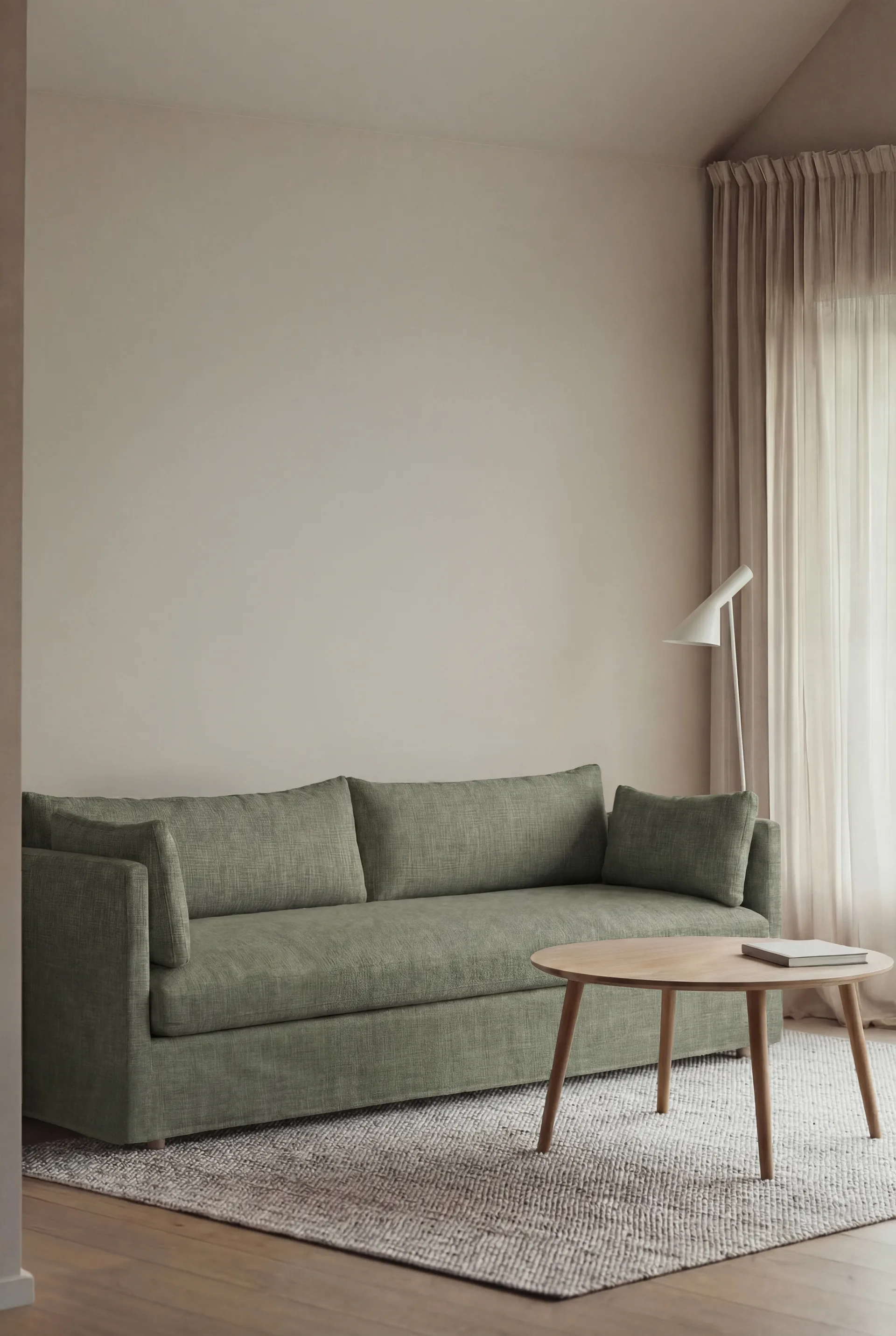 Linnevik Sofa, Same Forest 6677-Eiche weiß geölt, 4-sitzig, mit Volant 1898