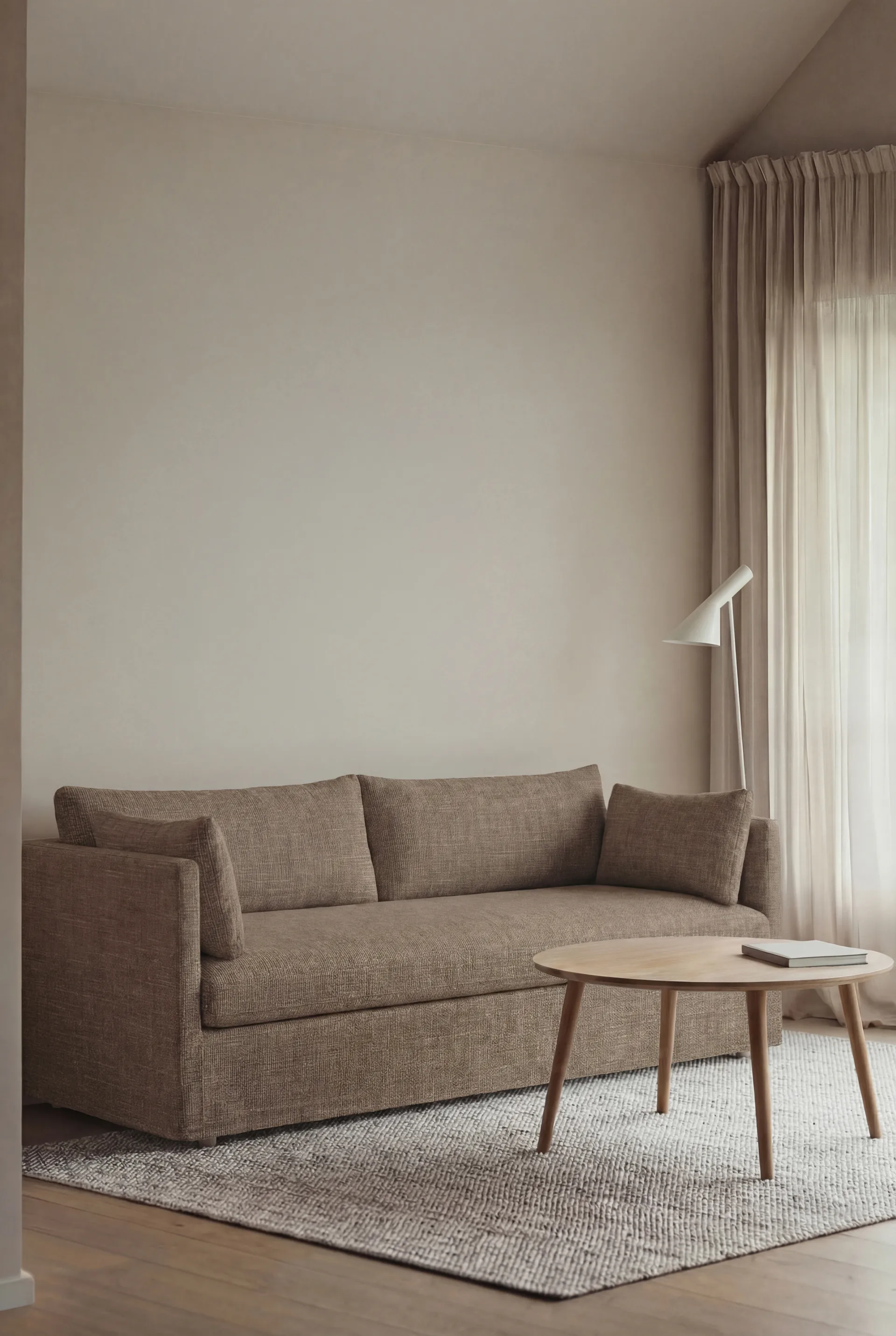 Linnevik Sofa, Same Mole 6674-Eiche weiß geölt, 3-sitzig, mit Volant 1898