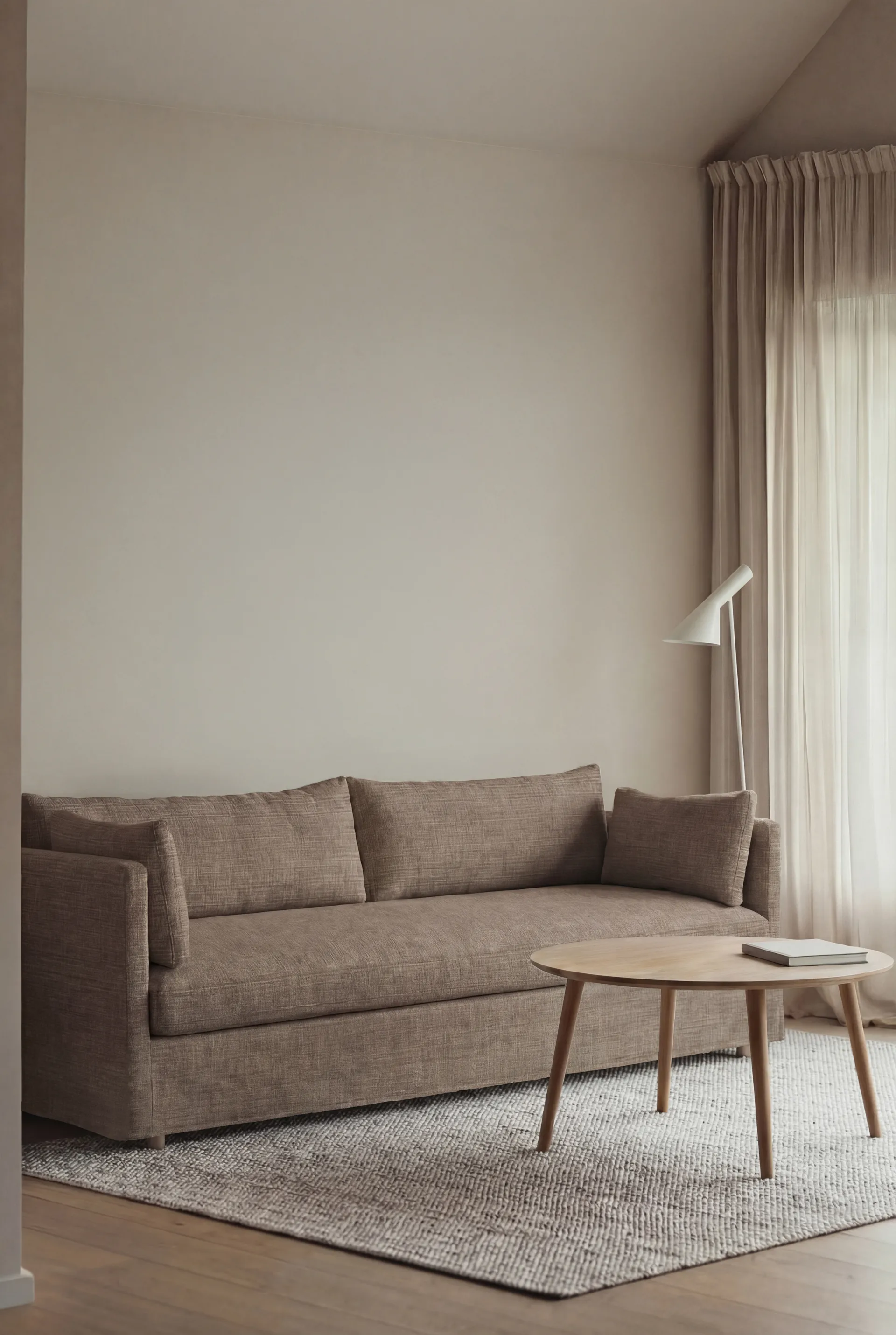 Linnevik Sofa, Same Mole 6674-Eiche weiß geölt, 4-sitzig, mit Volant 1898