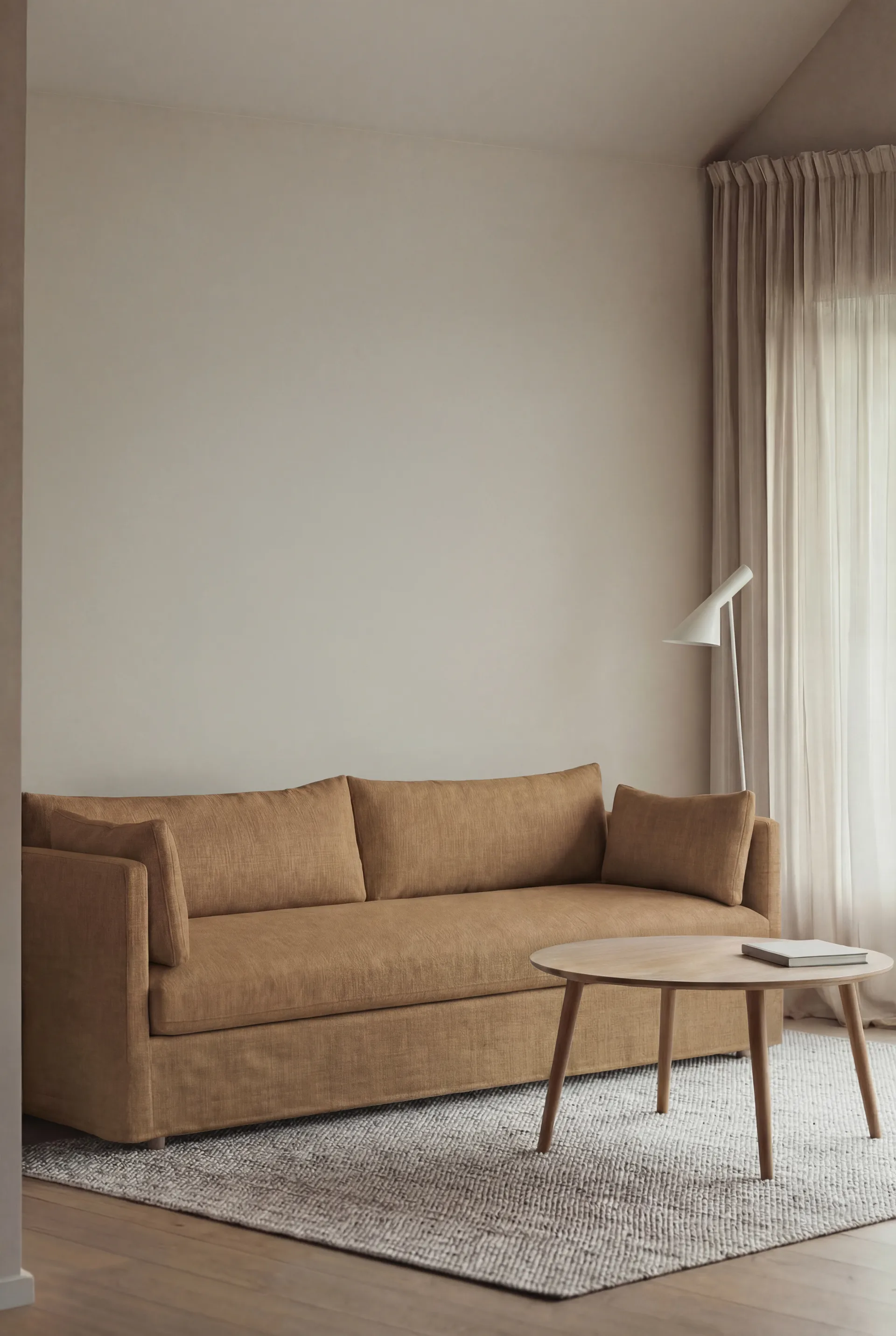 Linnevik Sofa, Same Ochre 6676-Eiche weiß geölt, 4-sitzig, mit Volant 1898