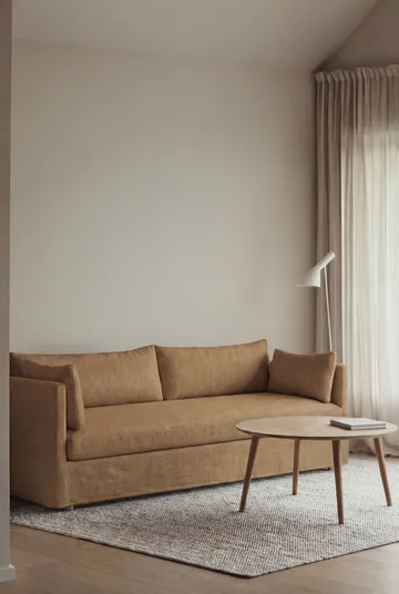 Linnevik Sofa - Same Ochre 6676-Eiche weiß geölt, 4-sitzig, mit Volant - 1898