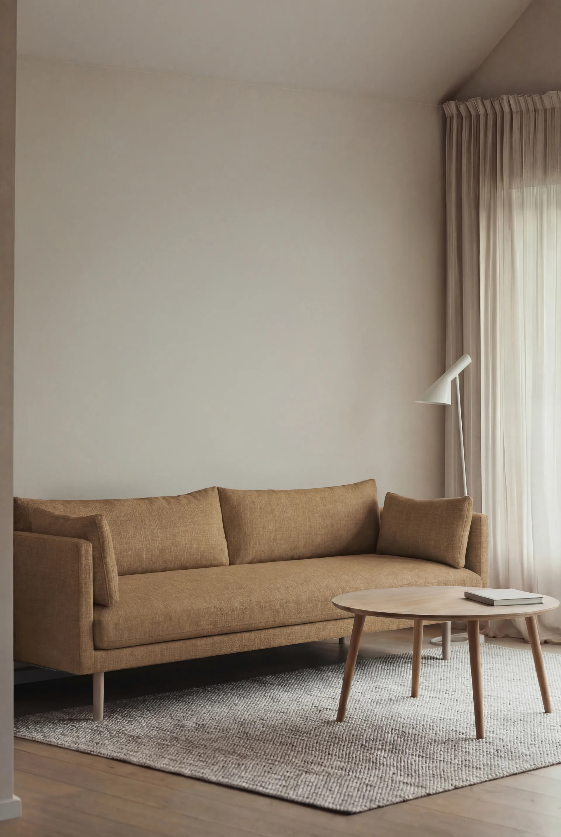 Linnevik Sofa, Same Ochre 6676-Eiche weiß geölt, 4-sitzig, ohne Volant 1898