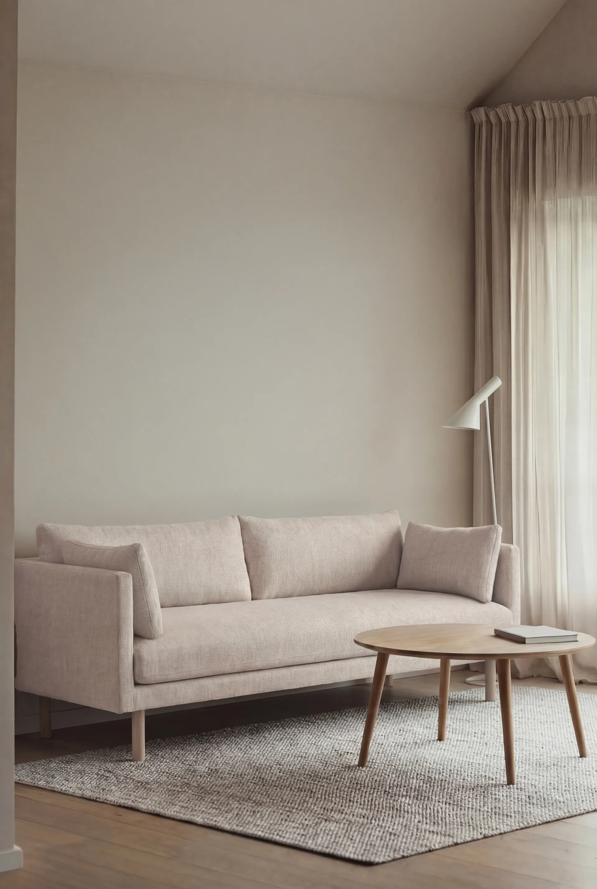 Linnevik Sofa, Same Off White 6671-Eiche weiß geölt, 3-sitzig, ohne Volant 1898