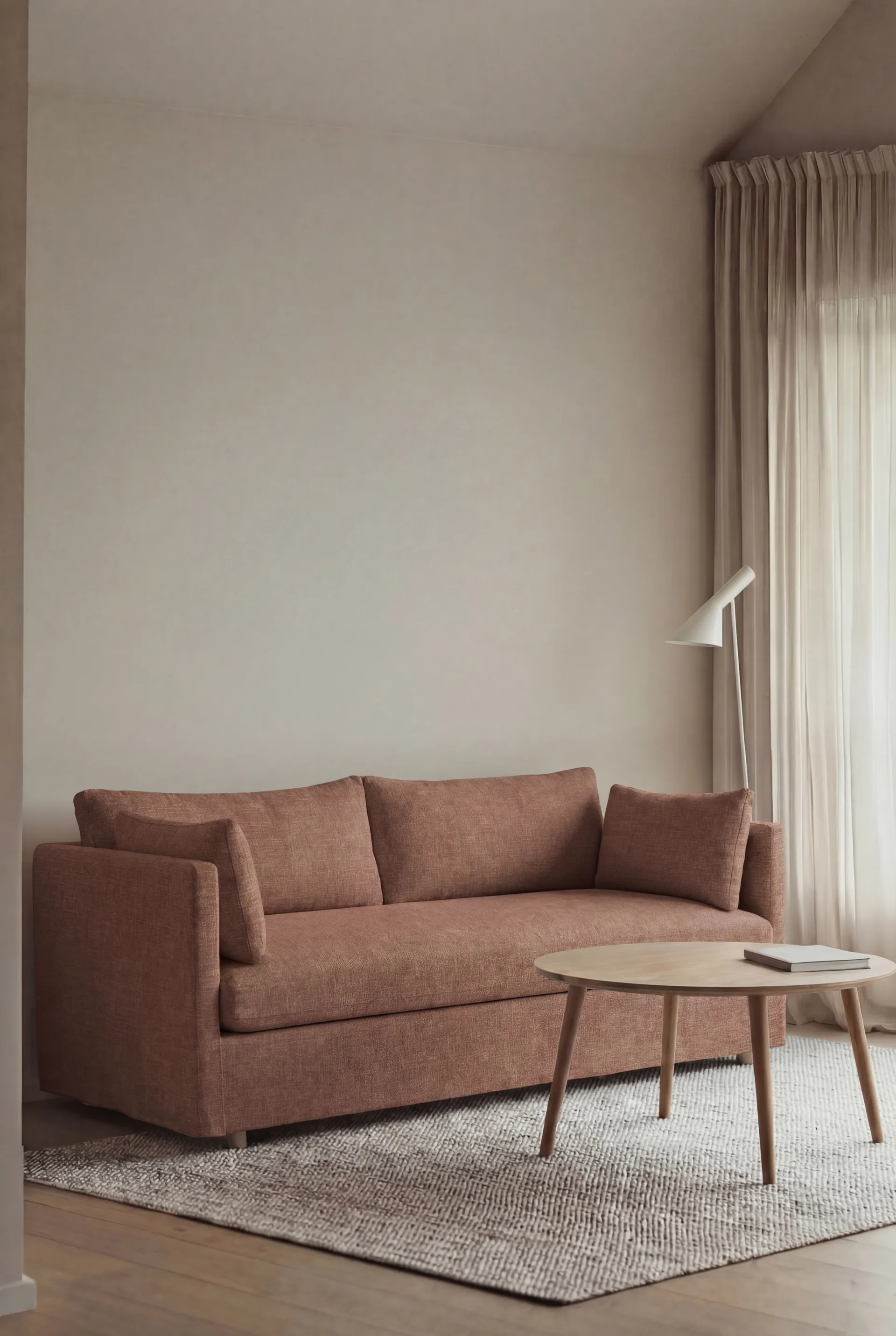 Linnevik Sofa, Same Rust 6675-Eiche weiß geölt, 2-sitzig, mit Volant 1898