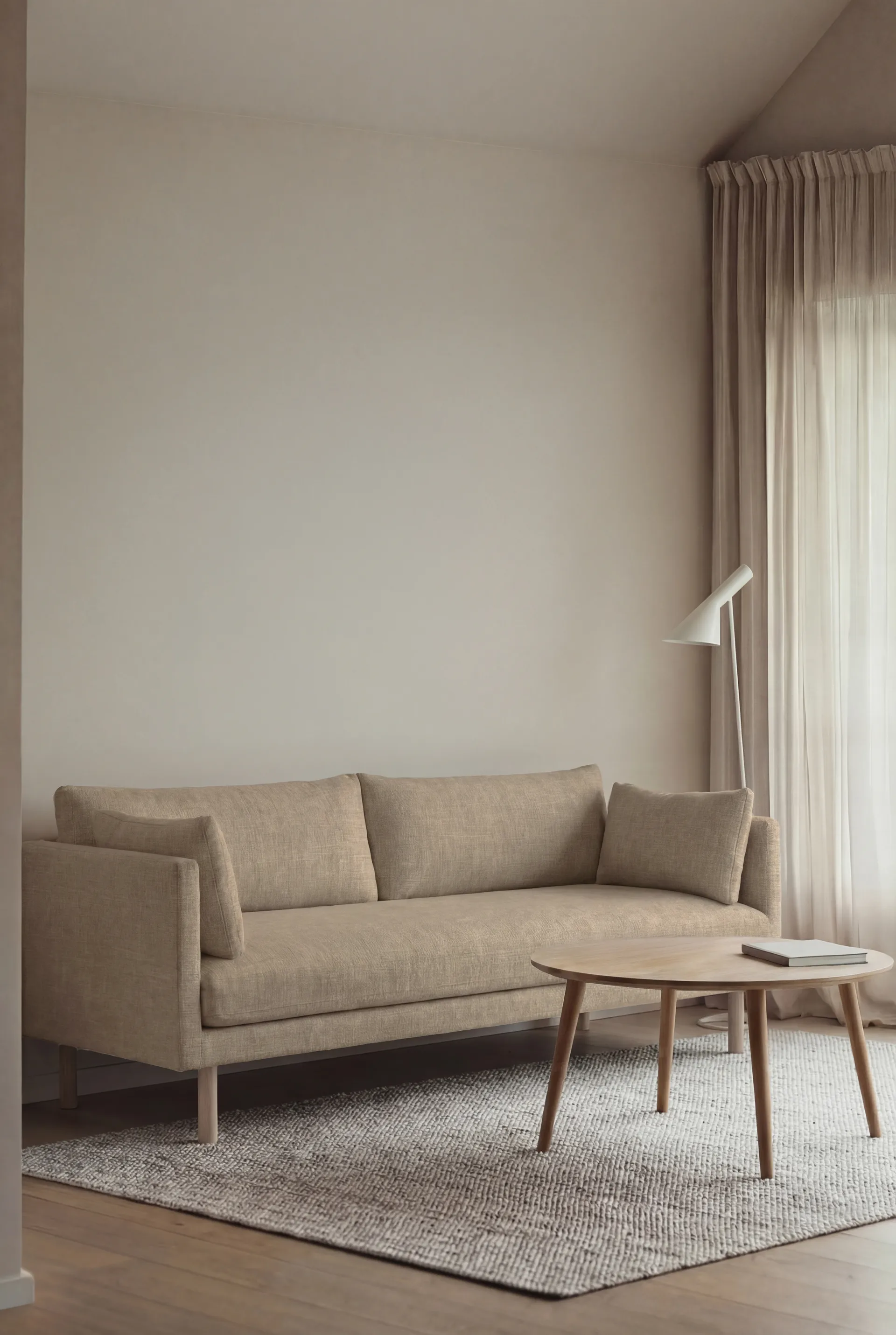 Linnevik Sofa, Same Sand 6672-Eiche weiß geölt, 3-sitzig, ohne Volant 1898