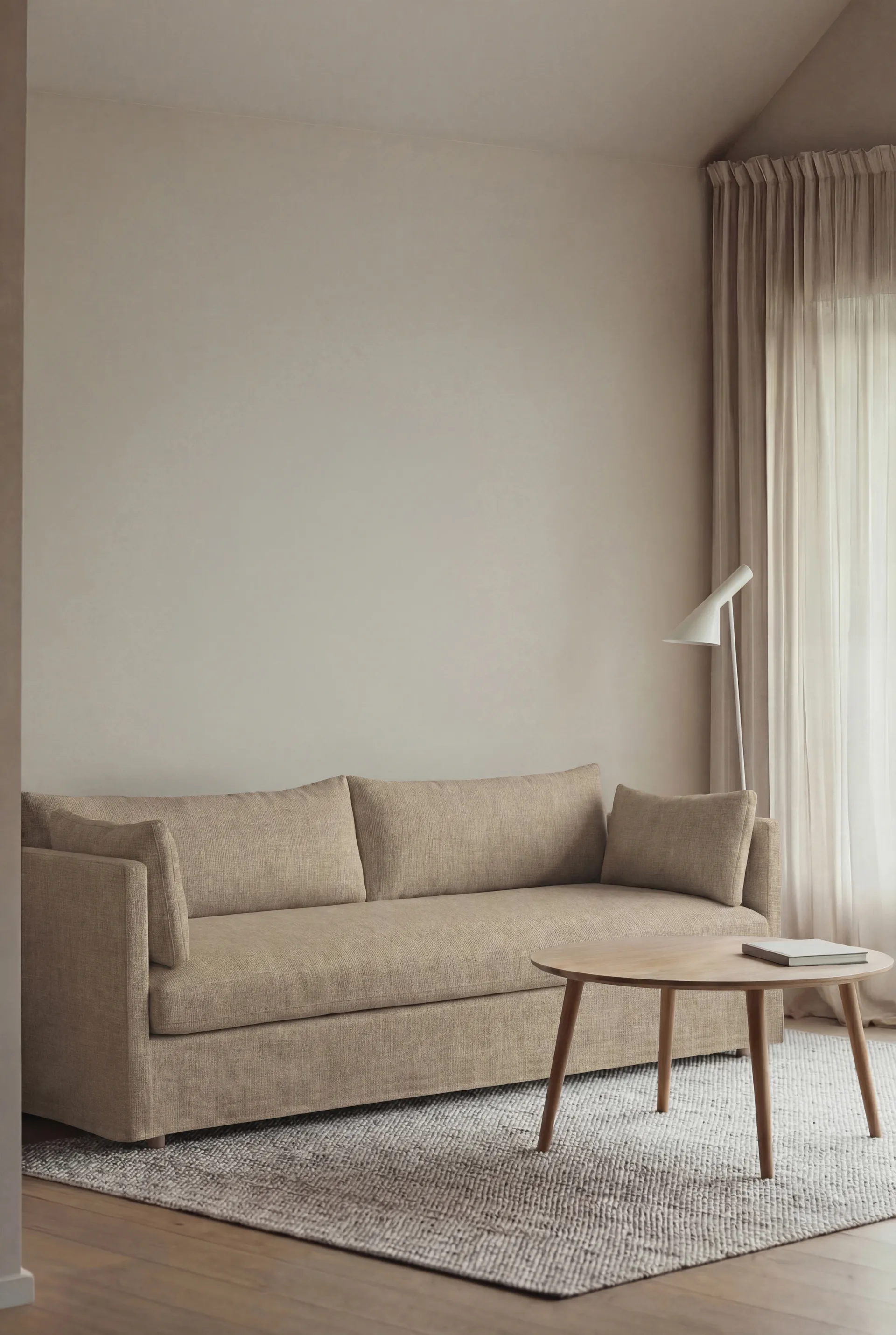 Linnevik Sofa, Same Sand 6672-Eiche weiß geölt, 4-sitzig, mit Volant 1898