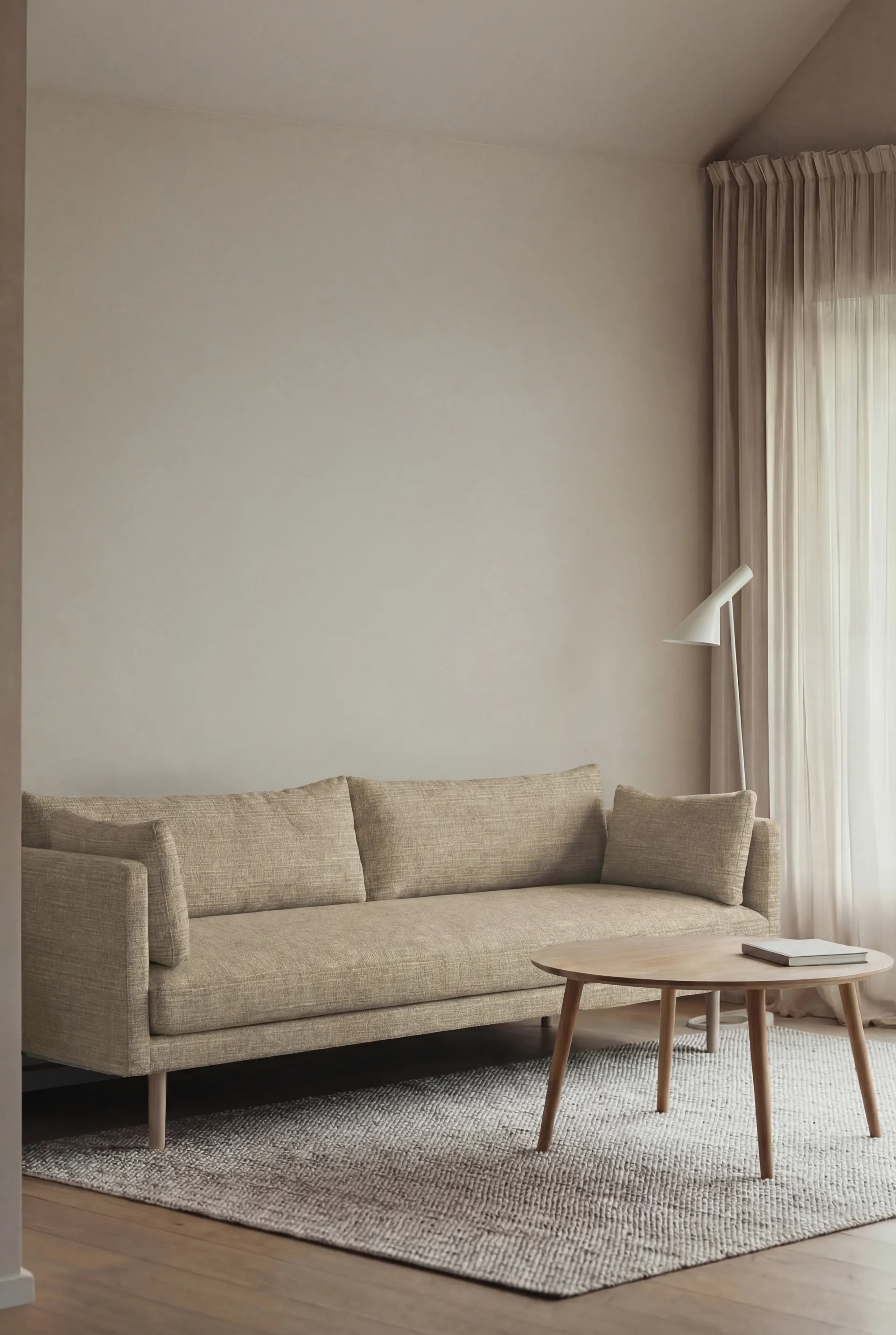 Linnevik Sofa, Same Sand 6672-Eiche weiß geölt, 4-sitzig, ohne Volant 1898