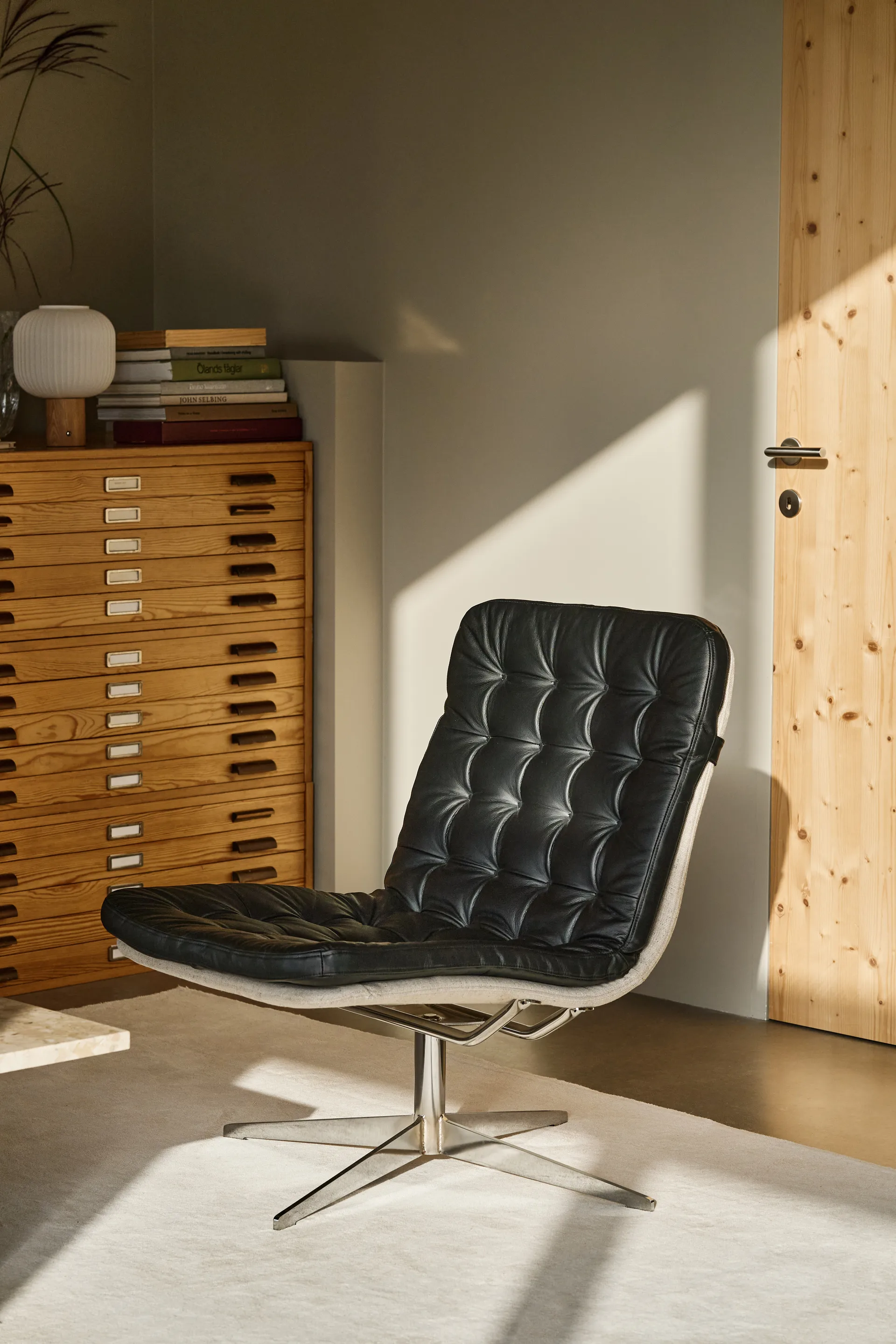 Loholm Sessel mit Drehfunktion, Schwarzes Leder-Bern Beige 0341 1898