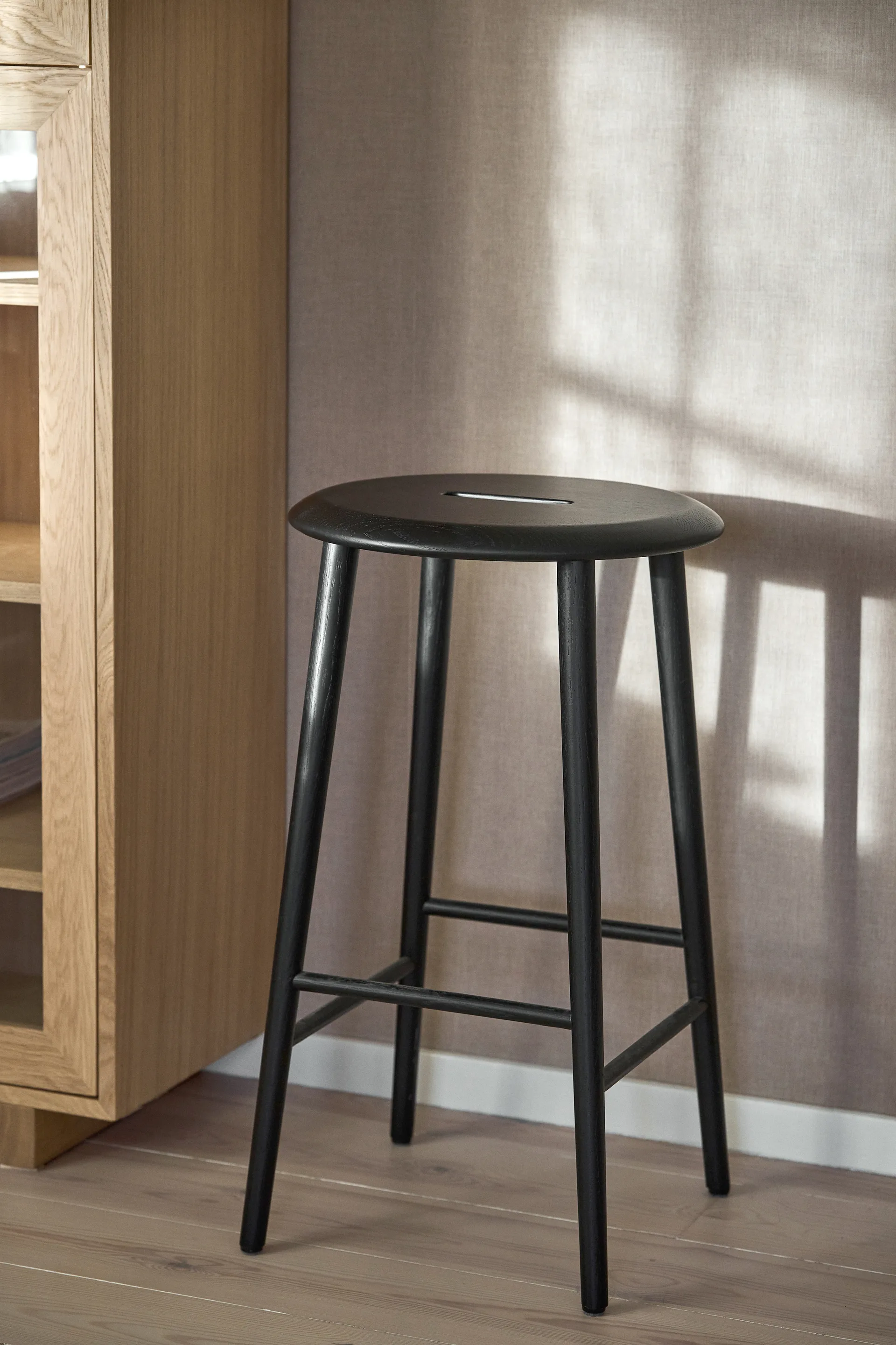 Norrabo runder Barhocker 65 cm, Schwarz lackierte Eiche 1898