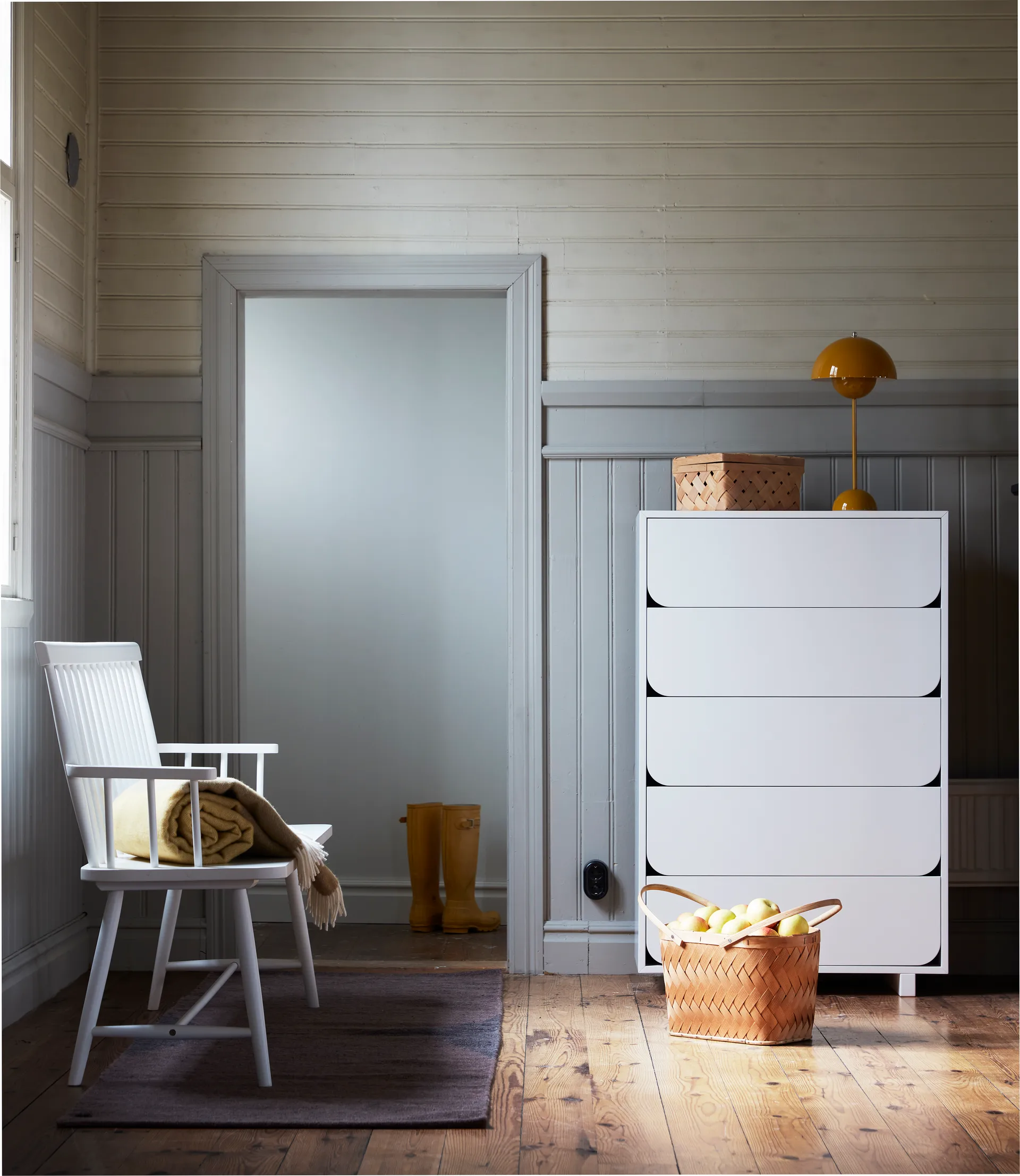 Vidja hohe Kommode, Weiß lackiert, 5 Schubladen 1898