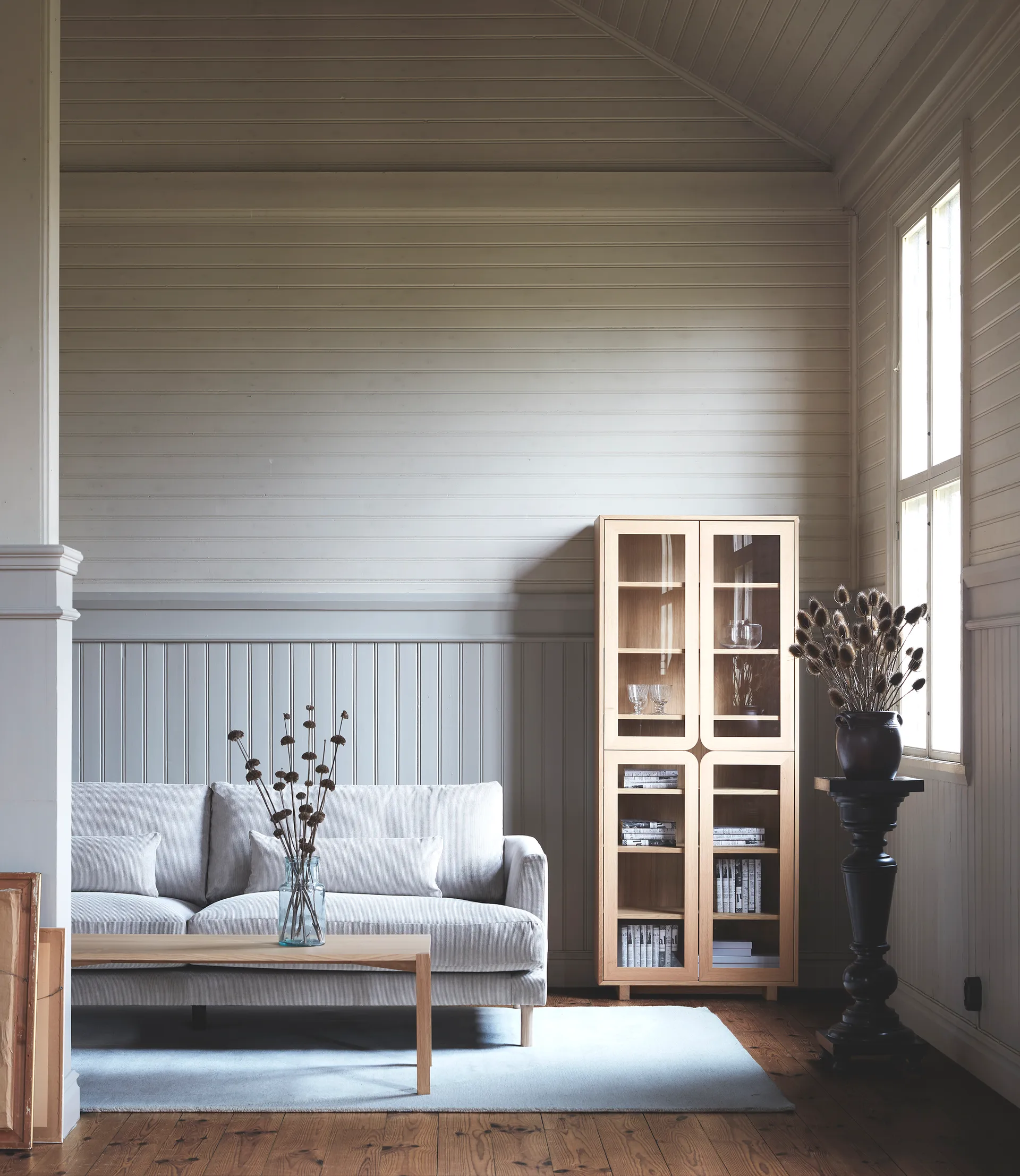 Vidja hohe Vitrine, Eiche weiß pigmentiert 1898