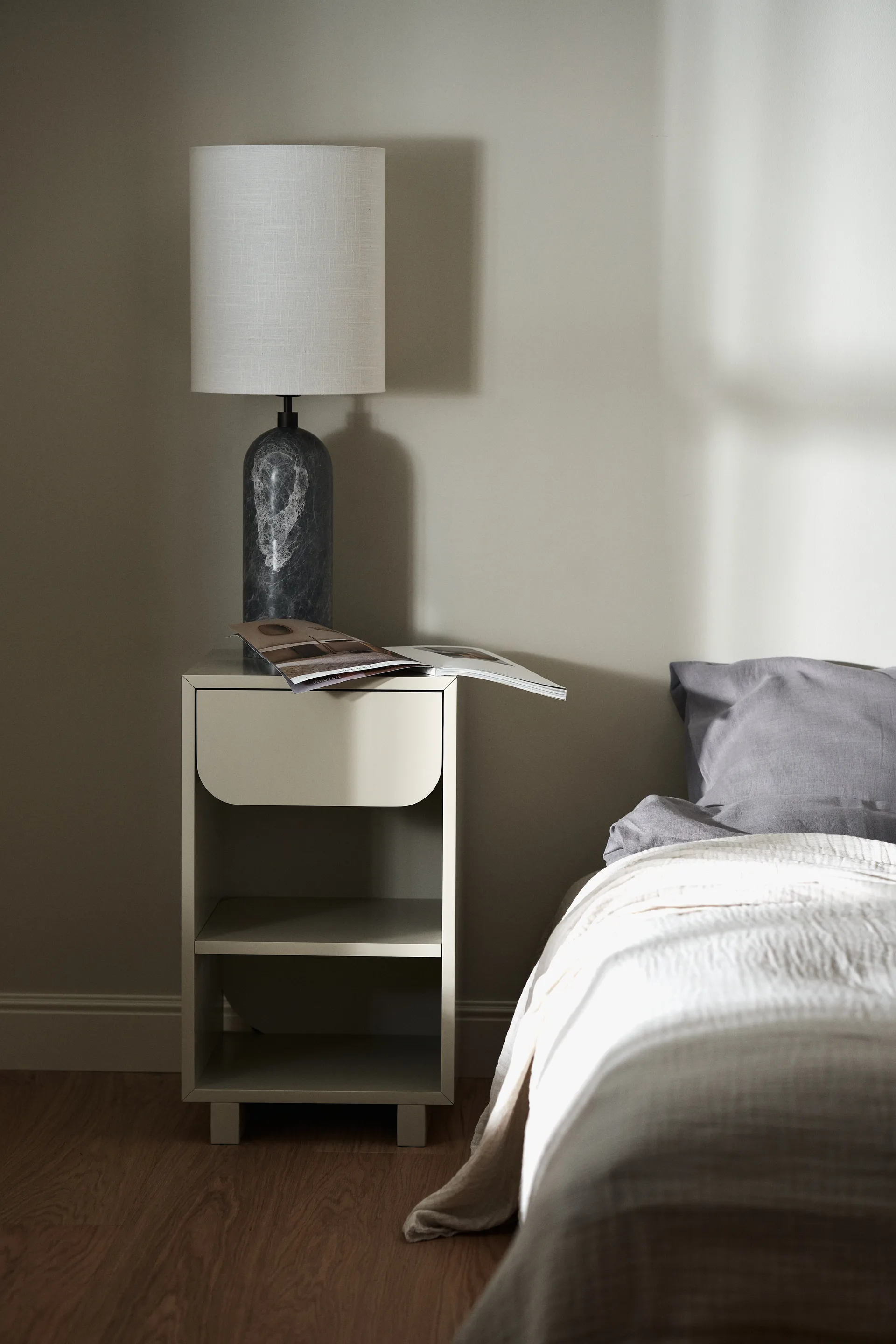 Vidja Nachttisch, Sand 1898