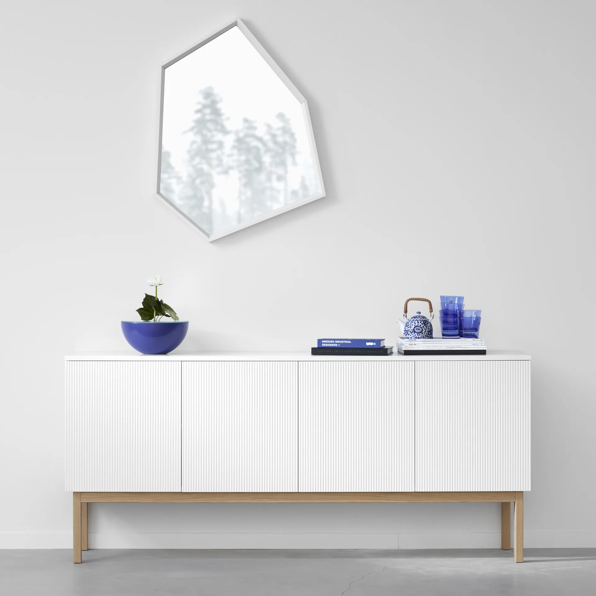 Beam Sideboard, Weiß lackiert, Sockel Eiche geölt A2
