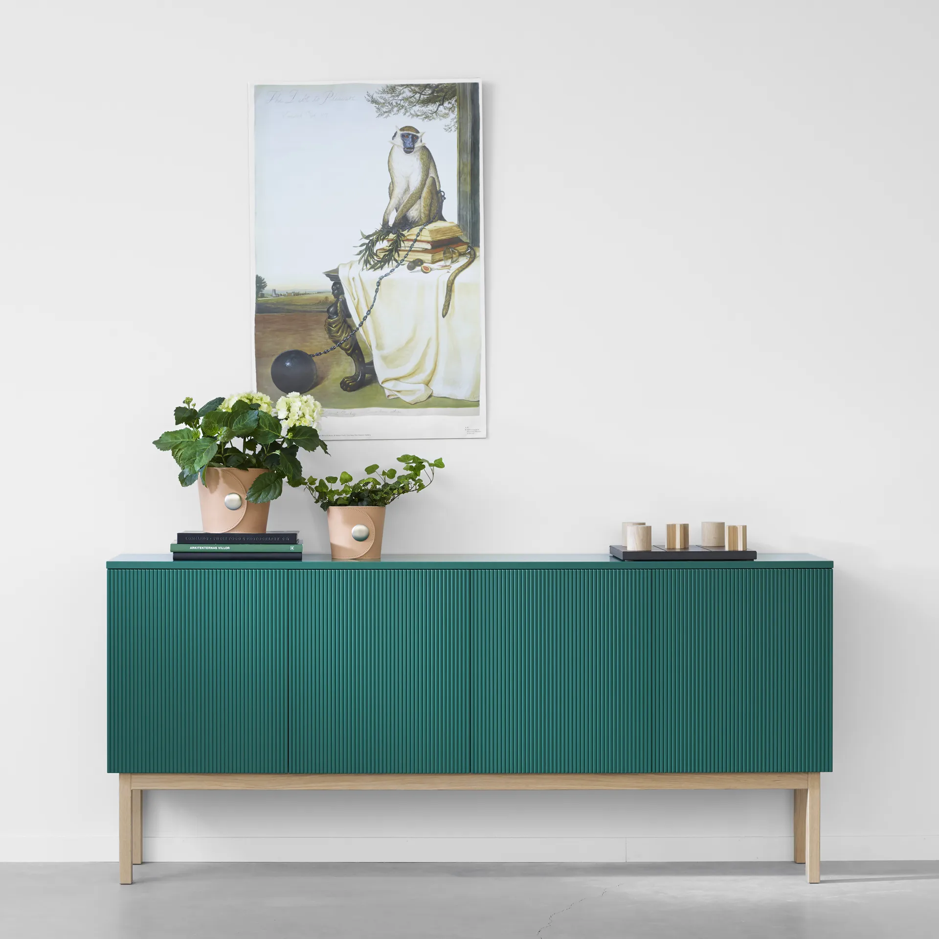 Beam Sideboard, Weiß lackiert, weißer Sockel,Deckplatte aus Carrara-Marmor A2