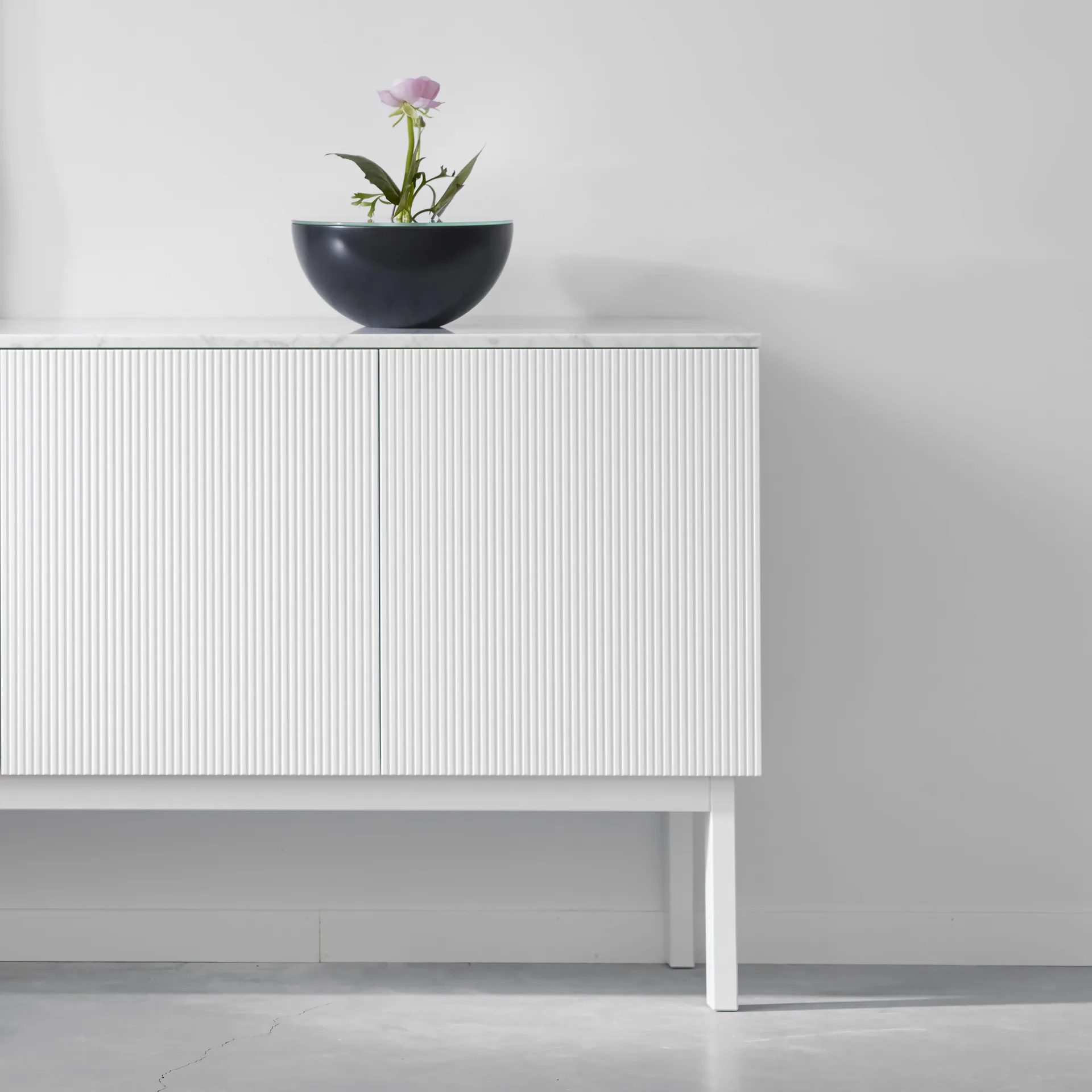 Beam Sideboard, Weiß lackiert, weißer Sockel,Deckplatte aus Carrara-Marmor A2