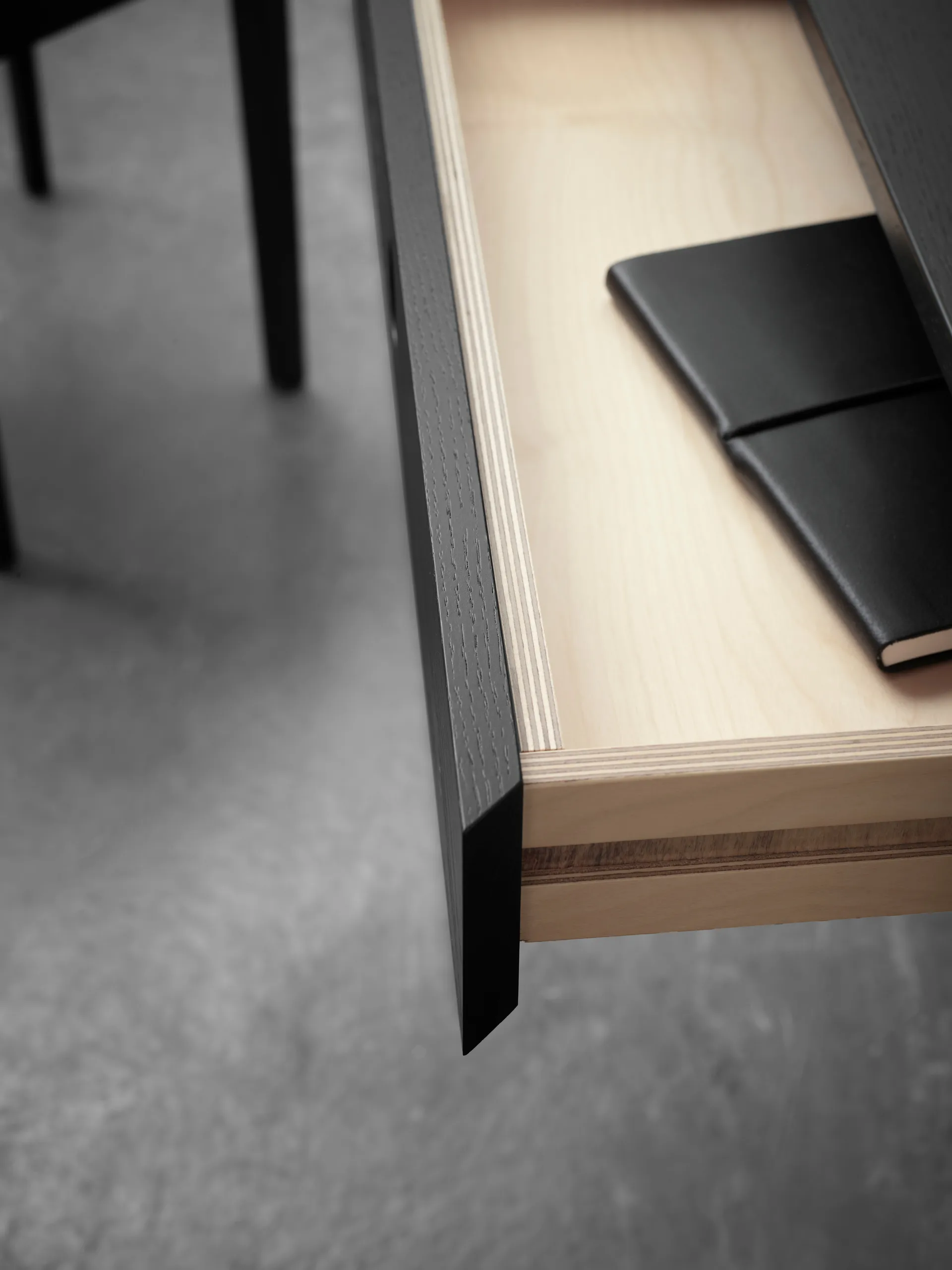 Mind Schreibtisch, Schwarz gebeizte Eiche, 118x74x44 cm A2