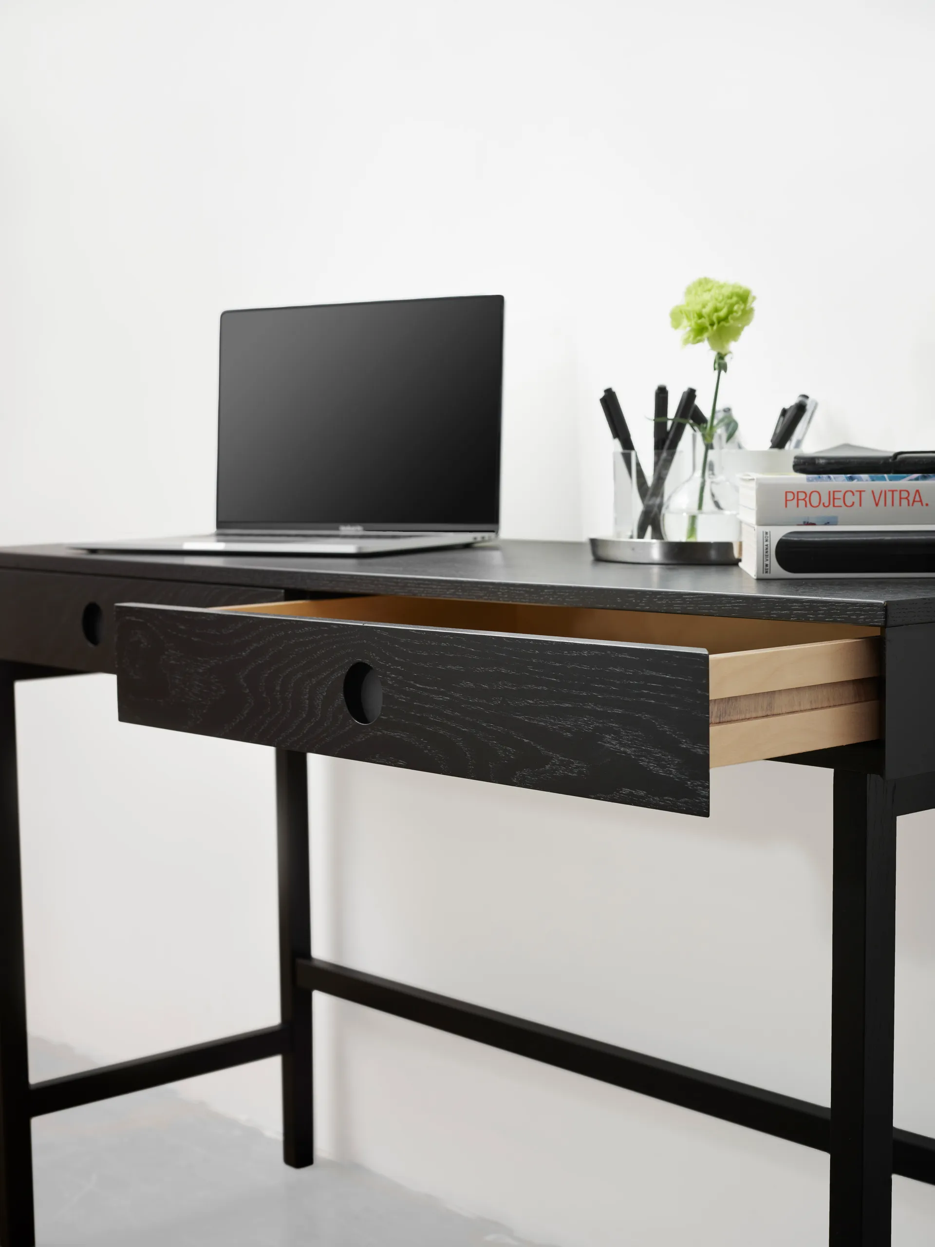 Mind Schreibtisch, Schwarz gebeizte Eiche, 118x74x44 cm A2