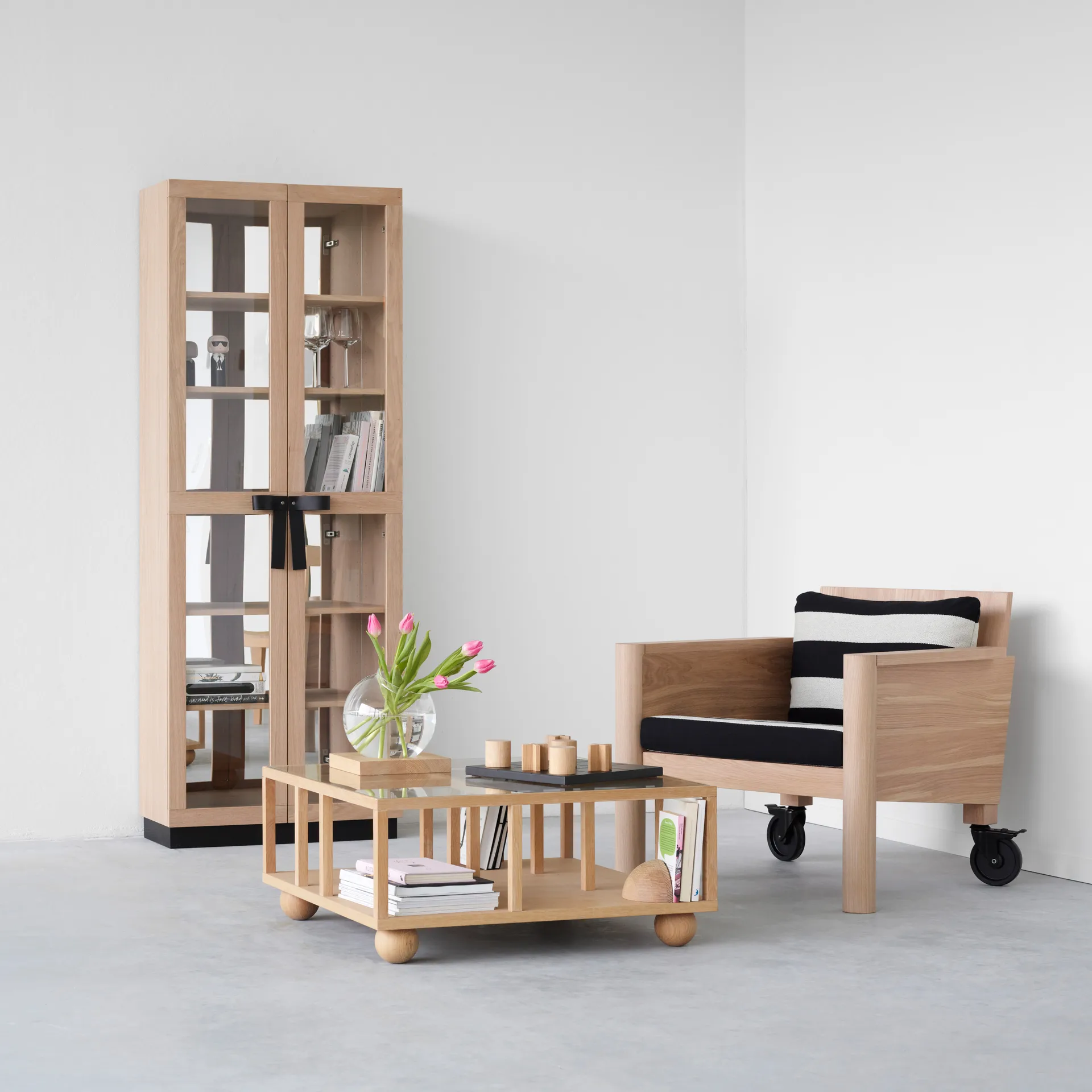 The Bow Vitrinenschrank, Eiche weiß geölt A2