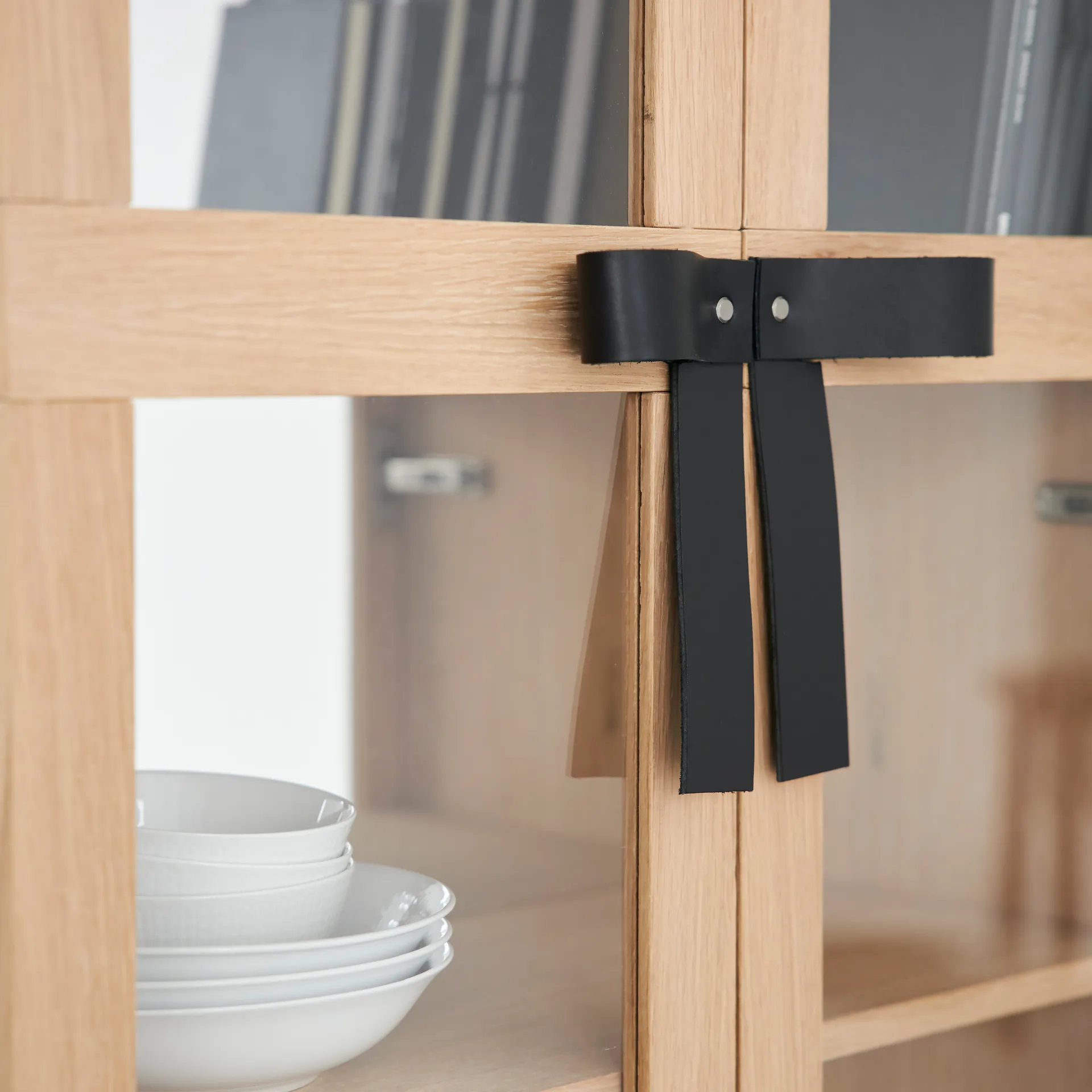 The Bow Vitrinenschrank, Eiche weiß geölt A2