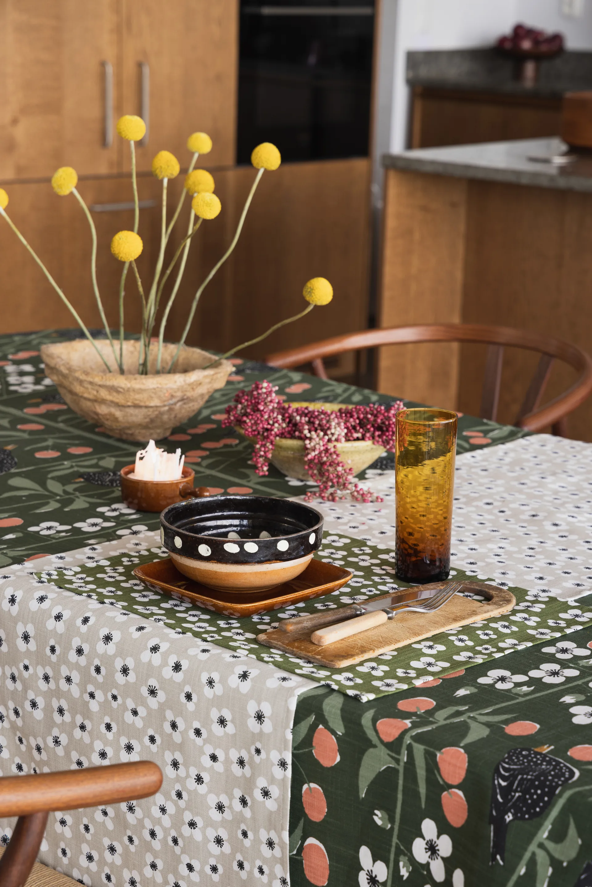 Kirschgarten Tischdecke, Dunkelgrün, 145x250 cm Almedahls