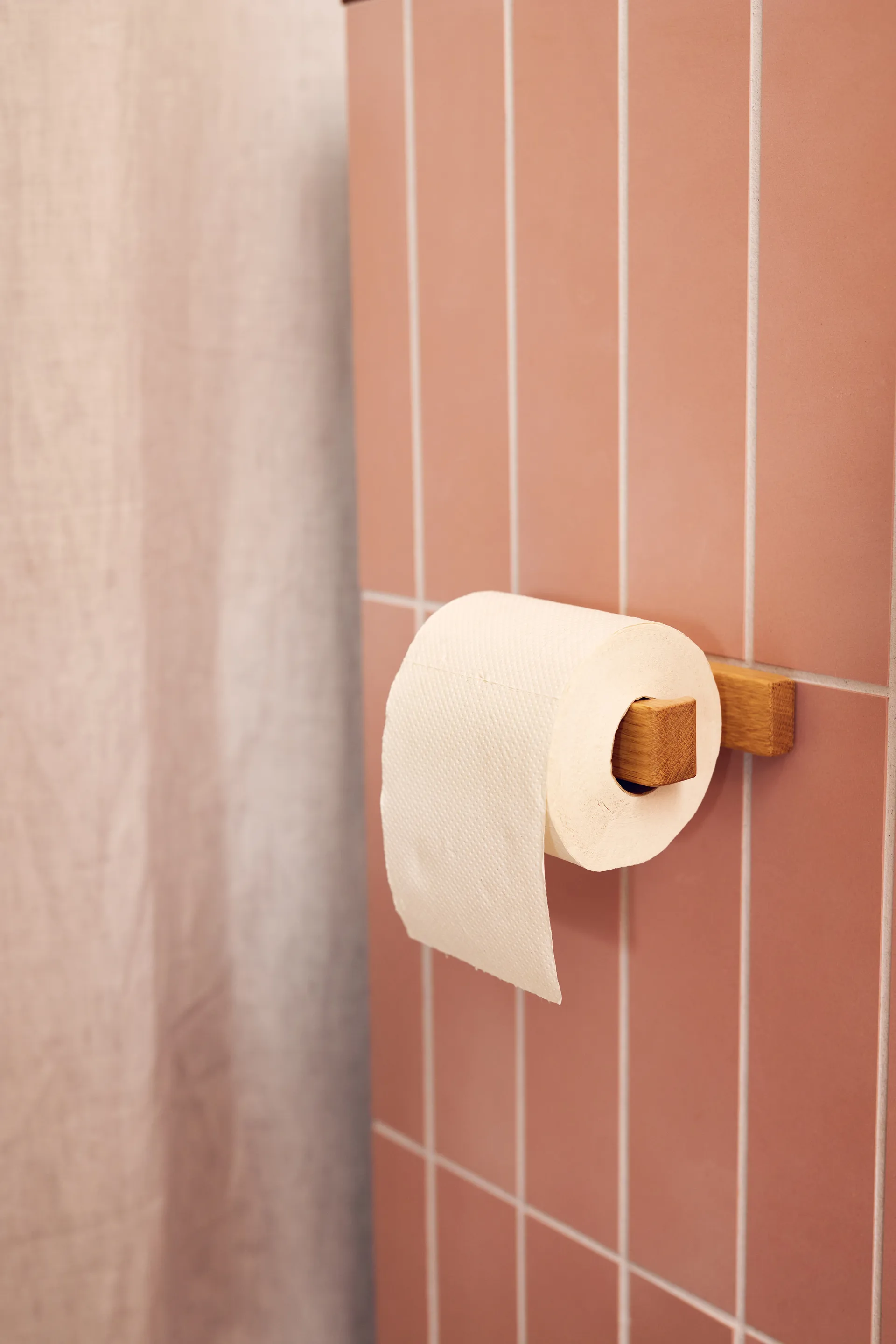 Andersen Toilettenpapierhalter, Lacquered oak Andersen Furniture